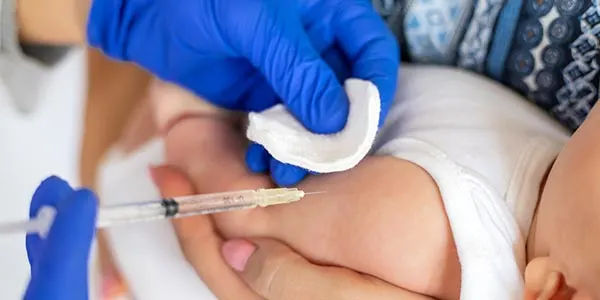 Bayi Mendapatkan vaksin MMR