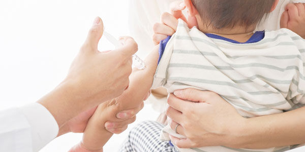 Bayi mendapatkan Vaksin BCG