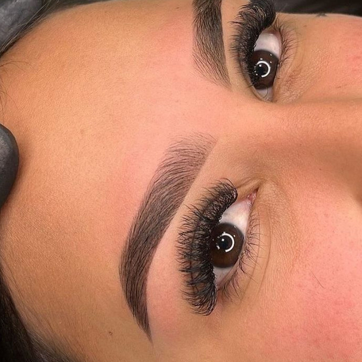 Extensiones de Pestañas Hawaianas + Henna Brows
