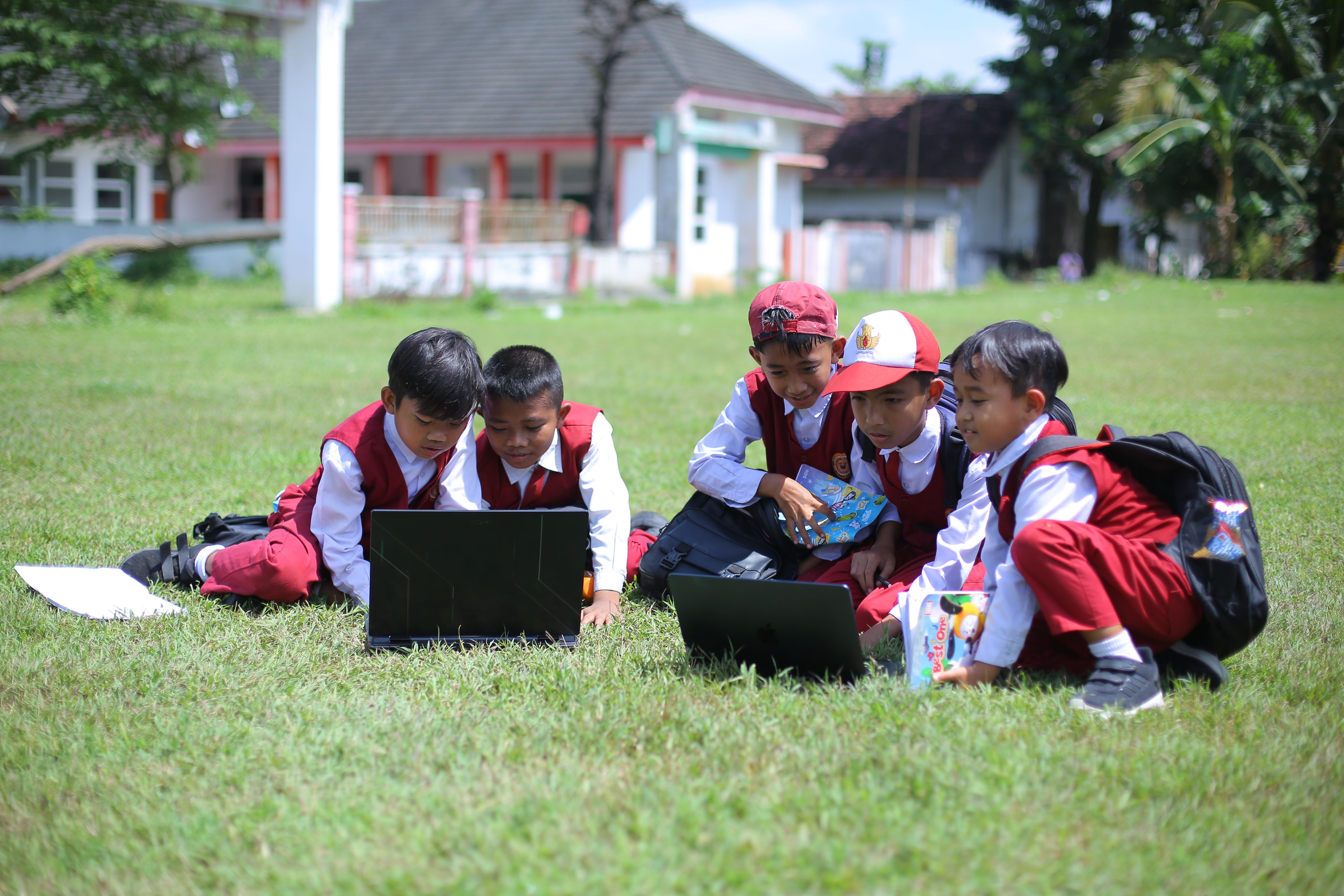 Gambar Anak-Anak Bermain Laptop