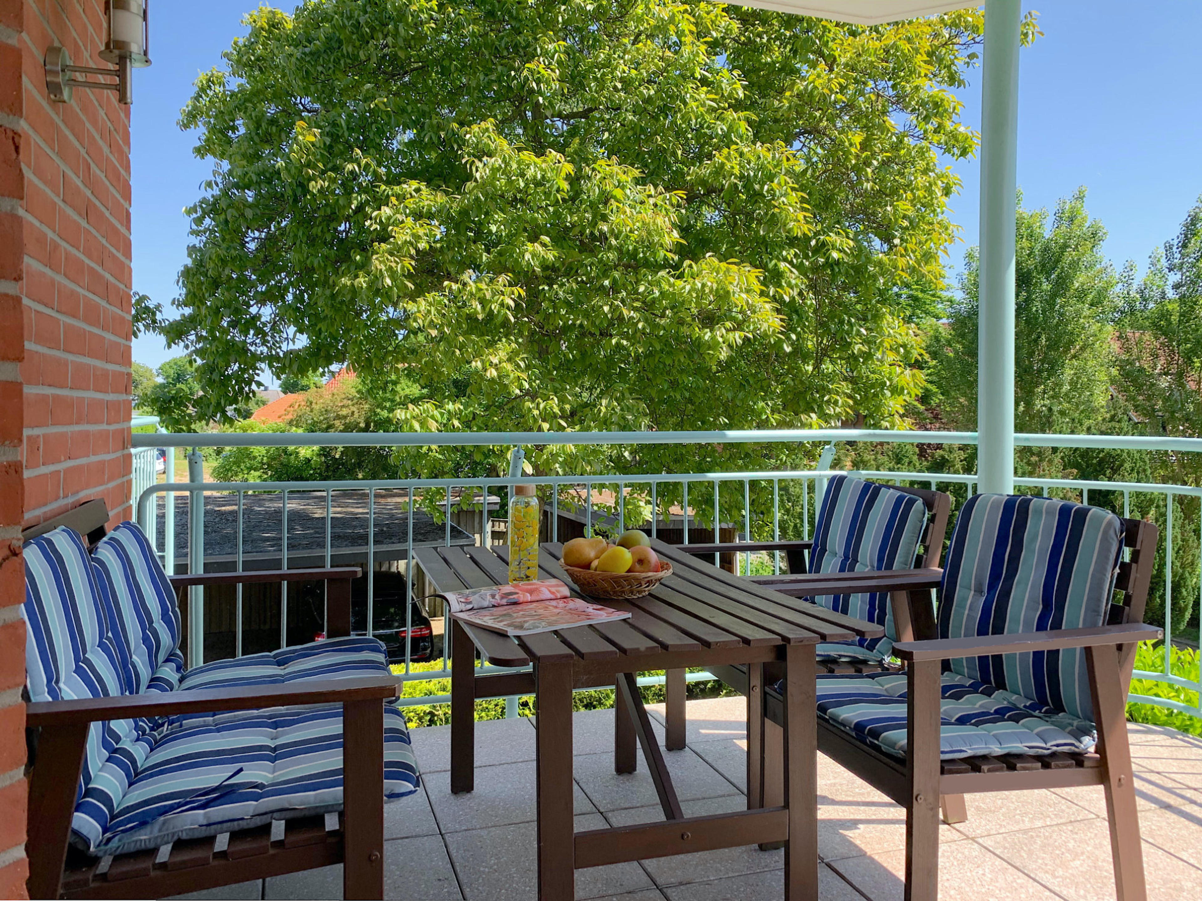 1. Balkon mit 2 Gartenbänken mit Sitzpolstern