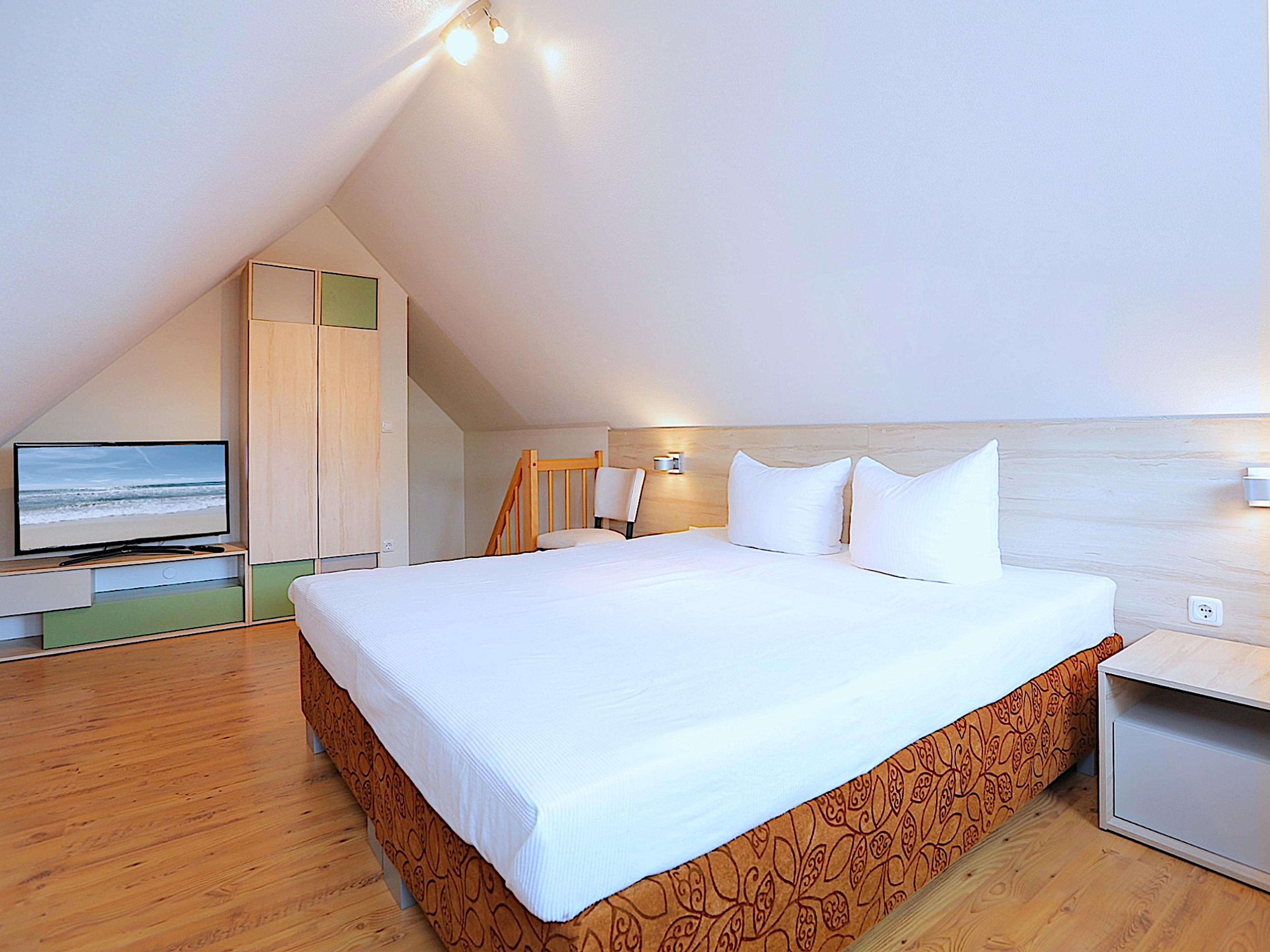 Haus Glückstal, Ferienwohnung 06, Mansarde - großes Schlafzimmer mit zweitem Fernseher