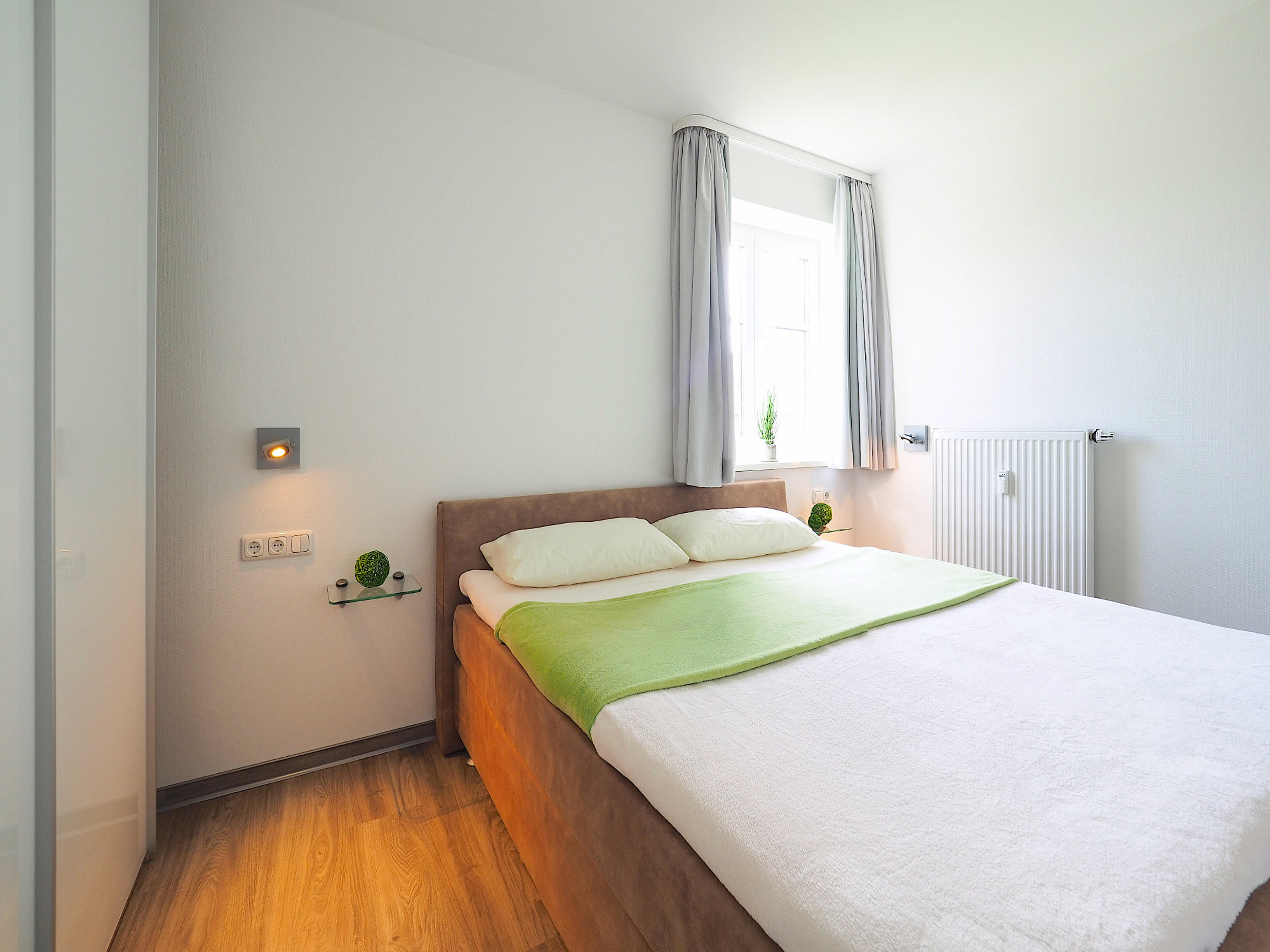 Schlafzimmer mit Doppelbett und Kleiderschrank