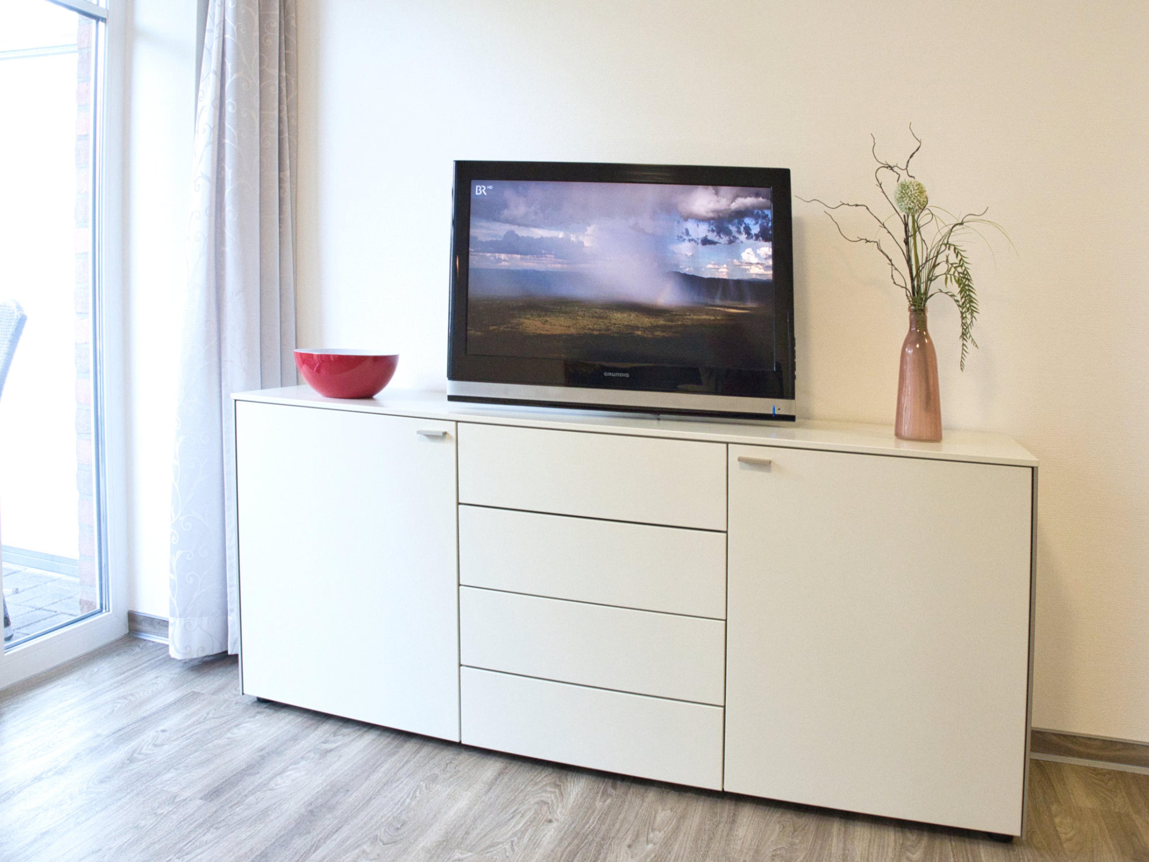 Wohnzimmer Sideboard mit Flatscreen TV