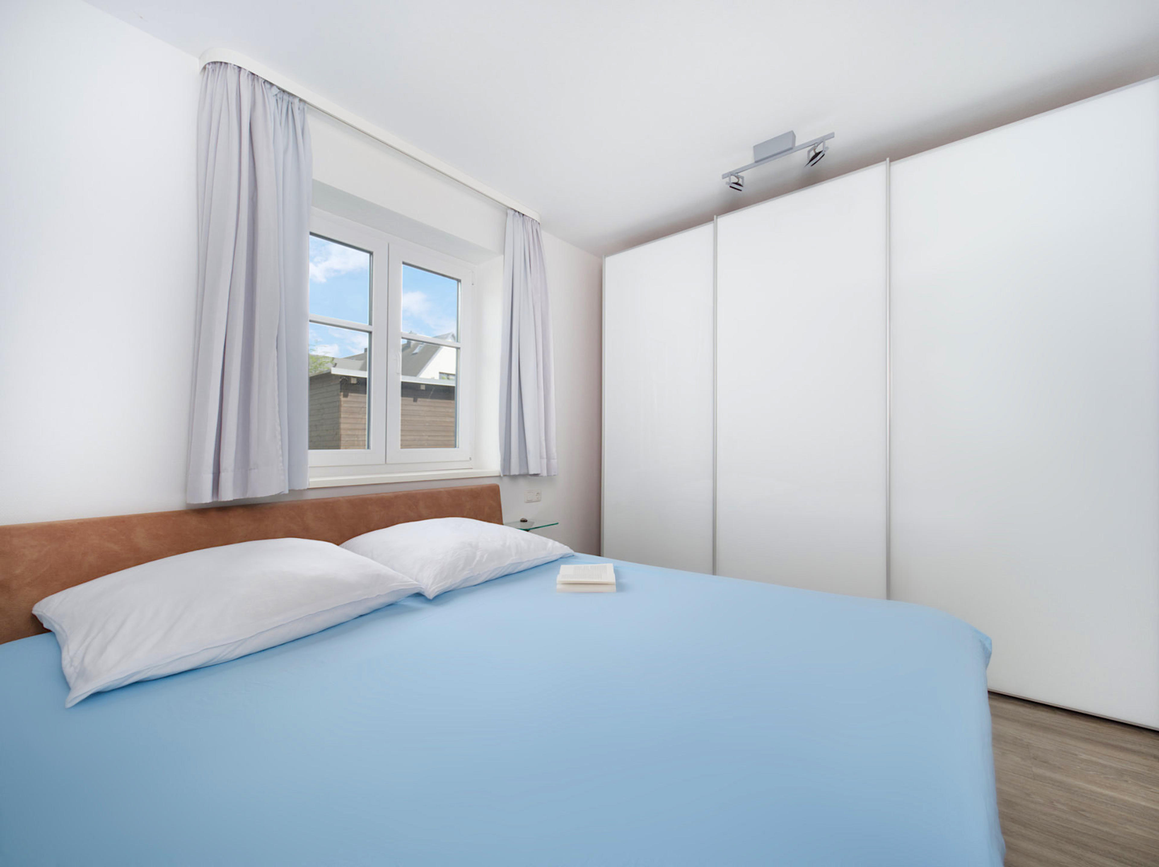 Meeresbrise, Ferienwohnung 04, ein Schlafzimmer mit großem Doppelbett