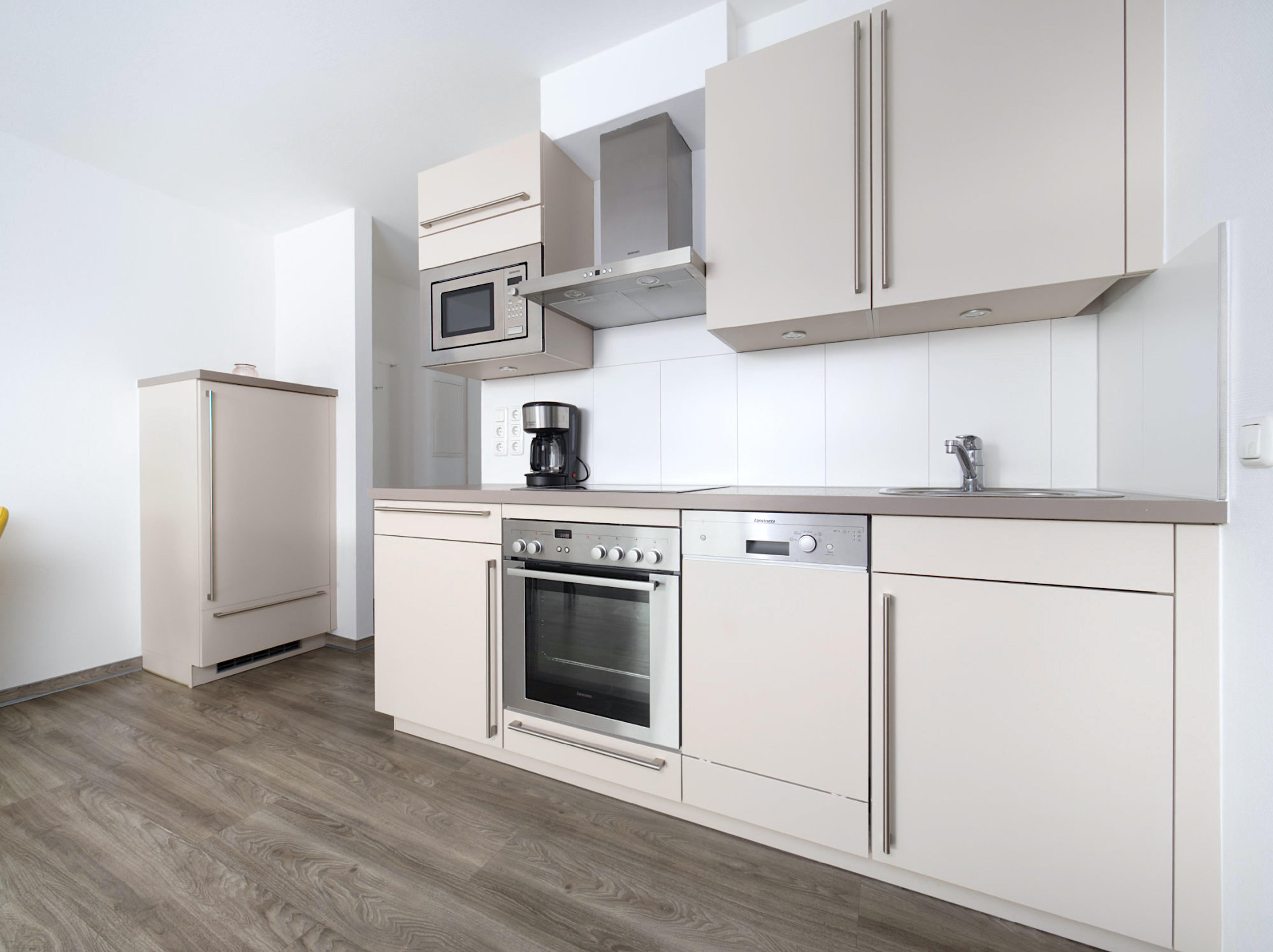 Meeresbrise, Ferienwohnung 05, moderne Küchenzeile mit Backofen inkl.Mikrowelle, Geschirrspüler, Kühlschrank mit Tiefkühlfach