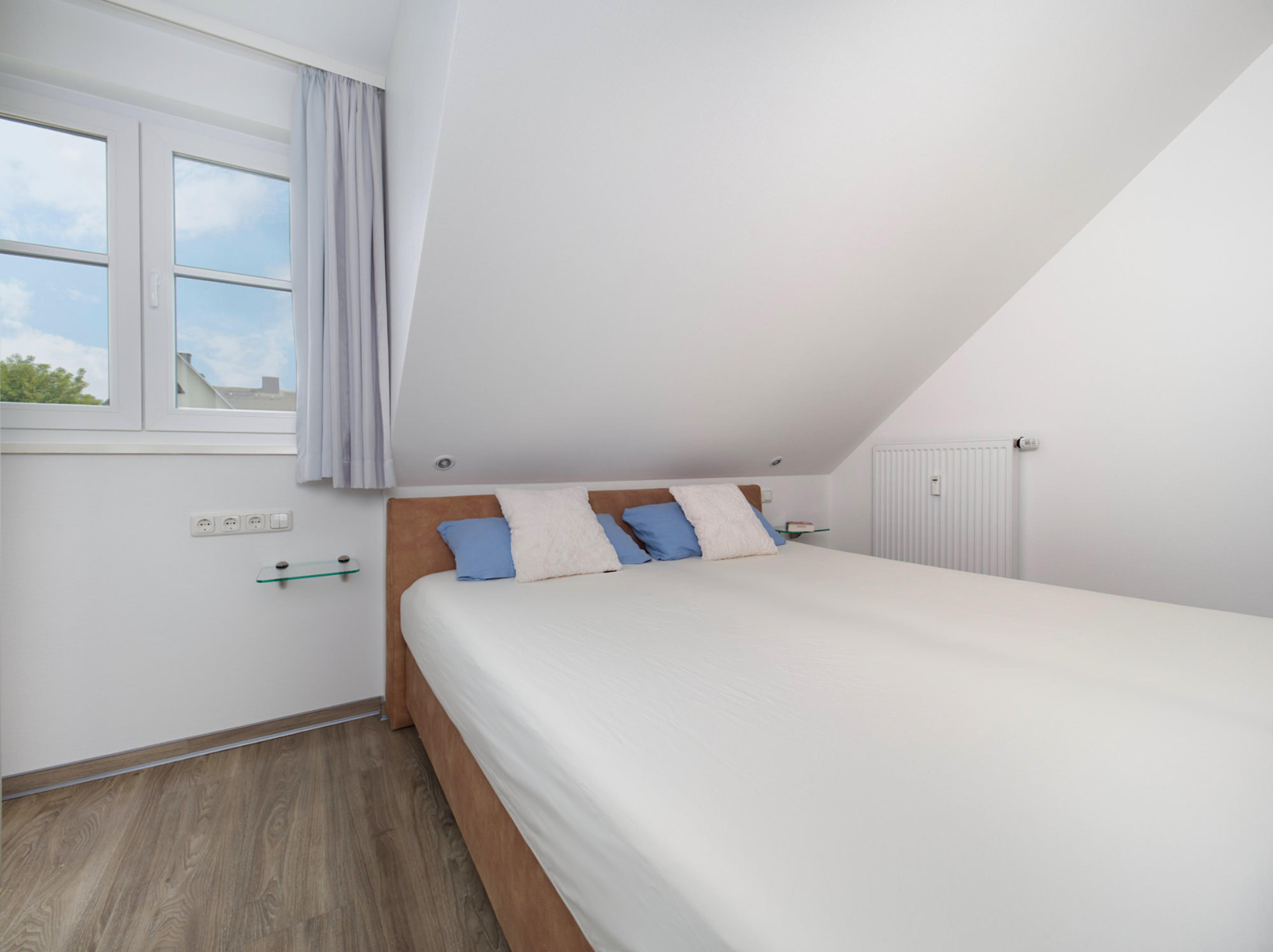 Meeresbrise, Ferienwohnung 05, zweites Schlafzimmer mit großem Doppelbett 