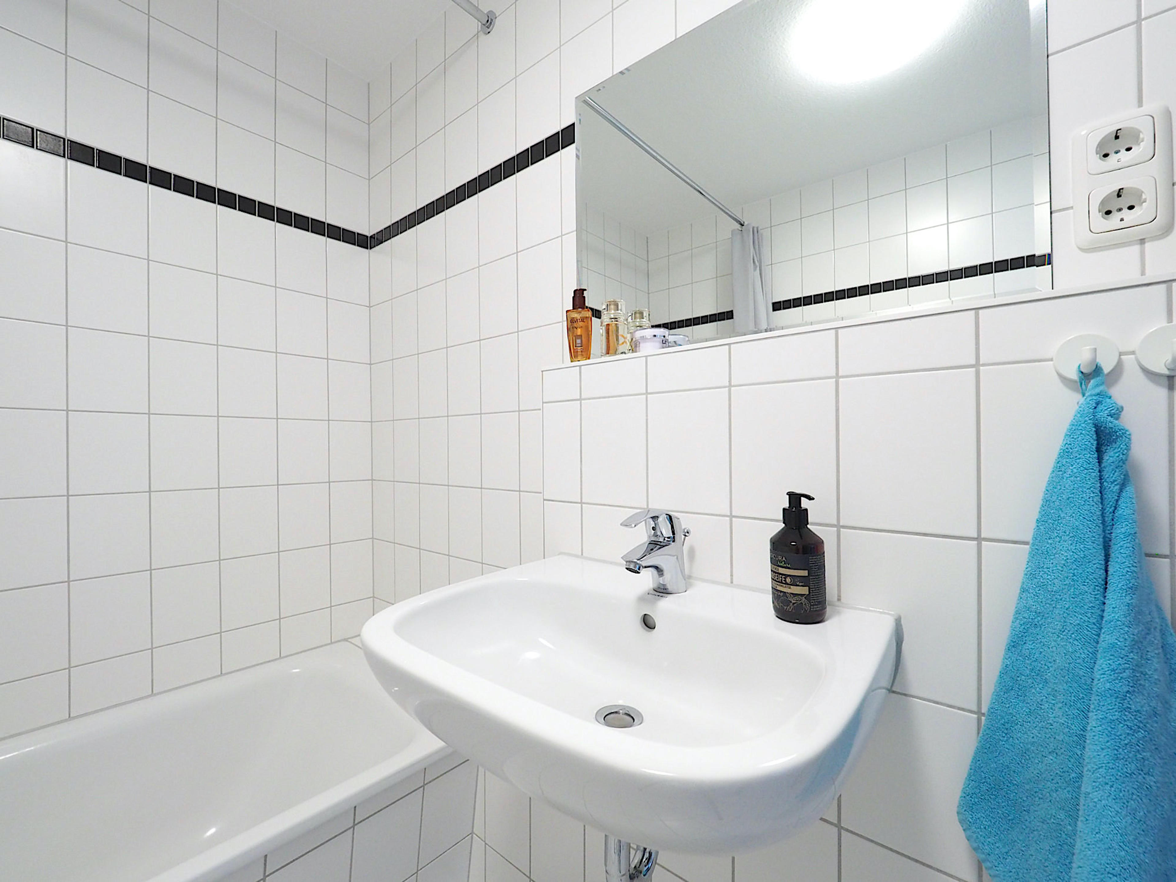 Residenz am Park, Ferienwohnung 03, Vollbad mit Badewanne und Waschbecken