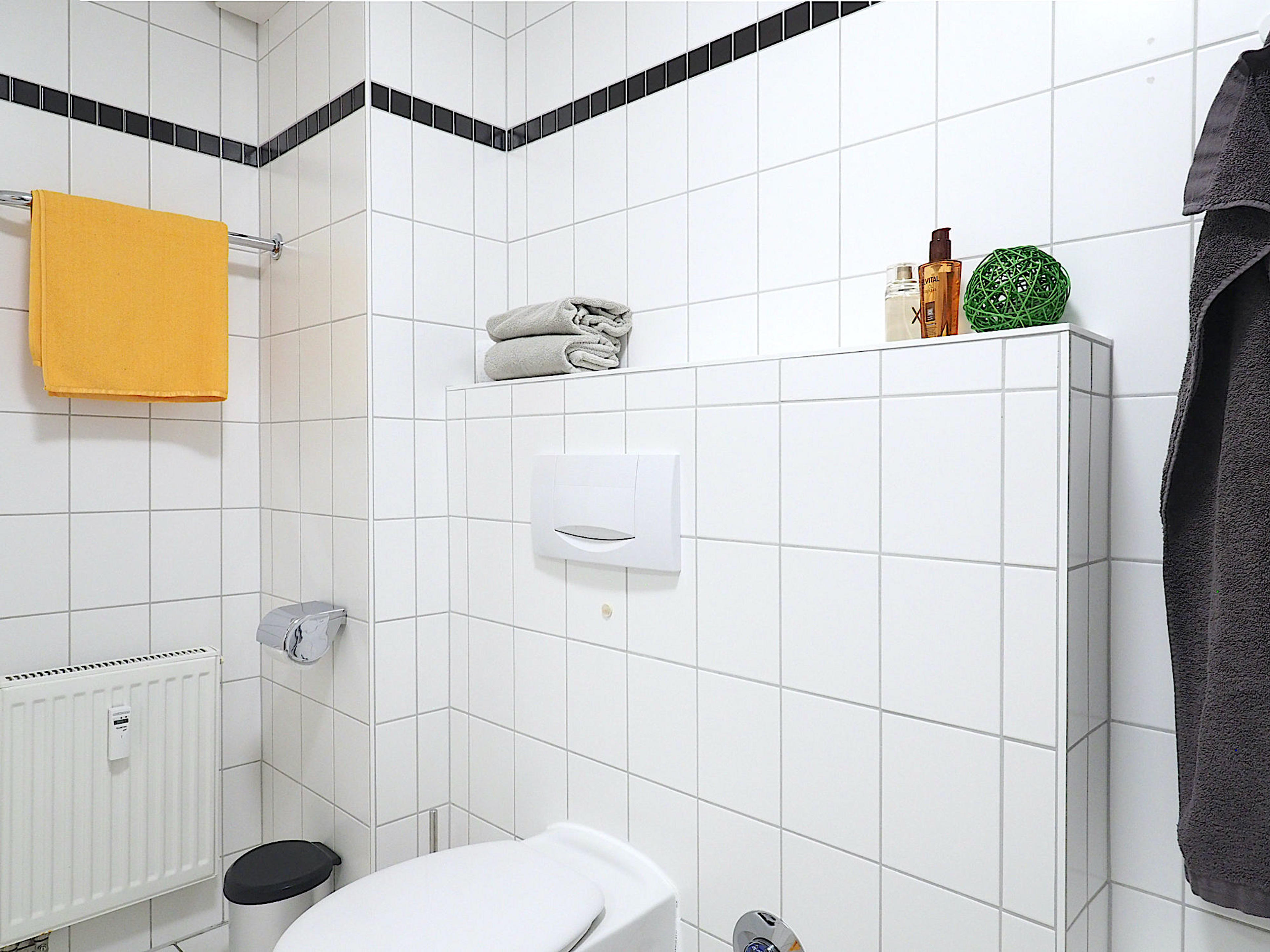 Residenz am Park, Ferienwohnung 04, Bad mit Badewanne und Duschfunktion, Toilette und Ablagemöglichkeiten