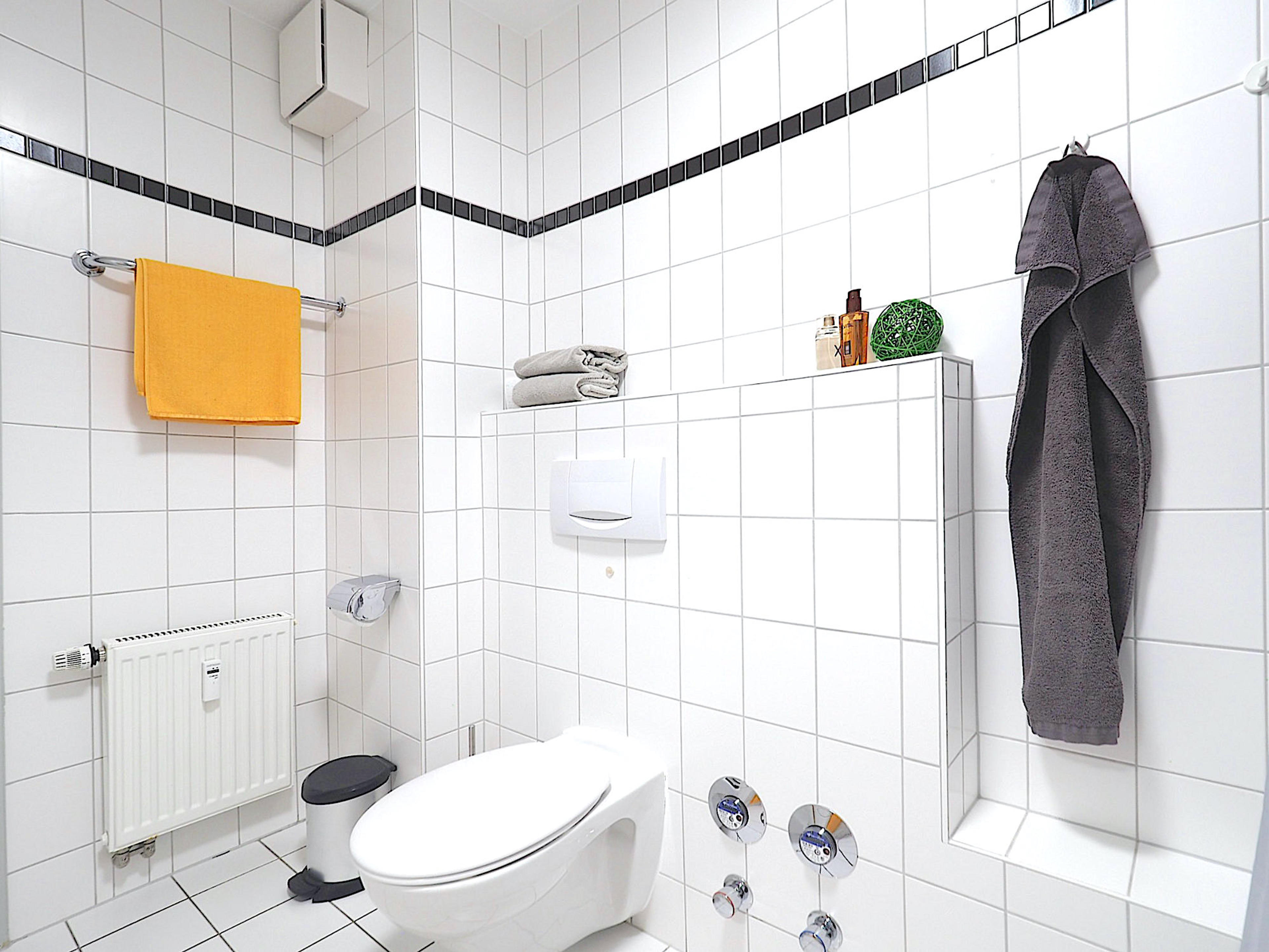 Residenz am Park, Ferienwohnung 04, Bad mit Badewanne und Duschfunktion, Toilette und Ablagemöglichkeiten