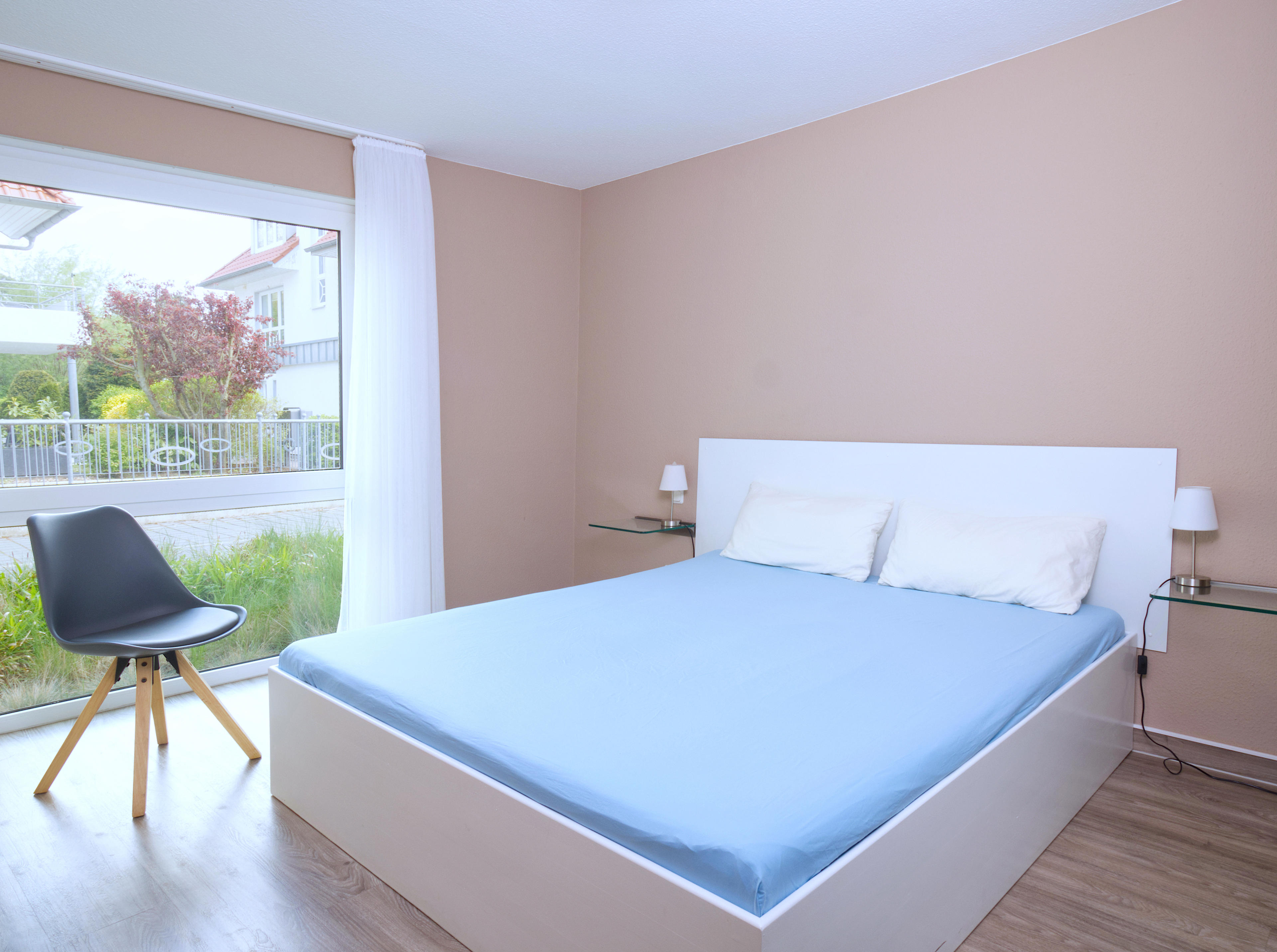 Residenz am Park, Ferienwohnung 04, Schlafzimmer mit großem Doppelbett