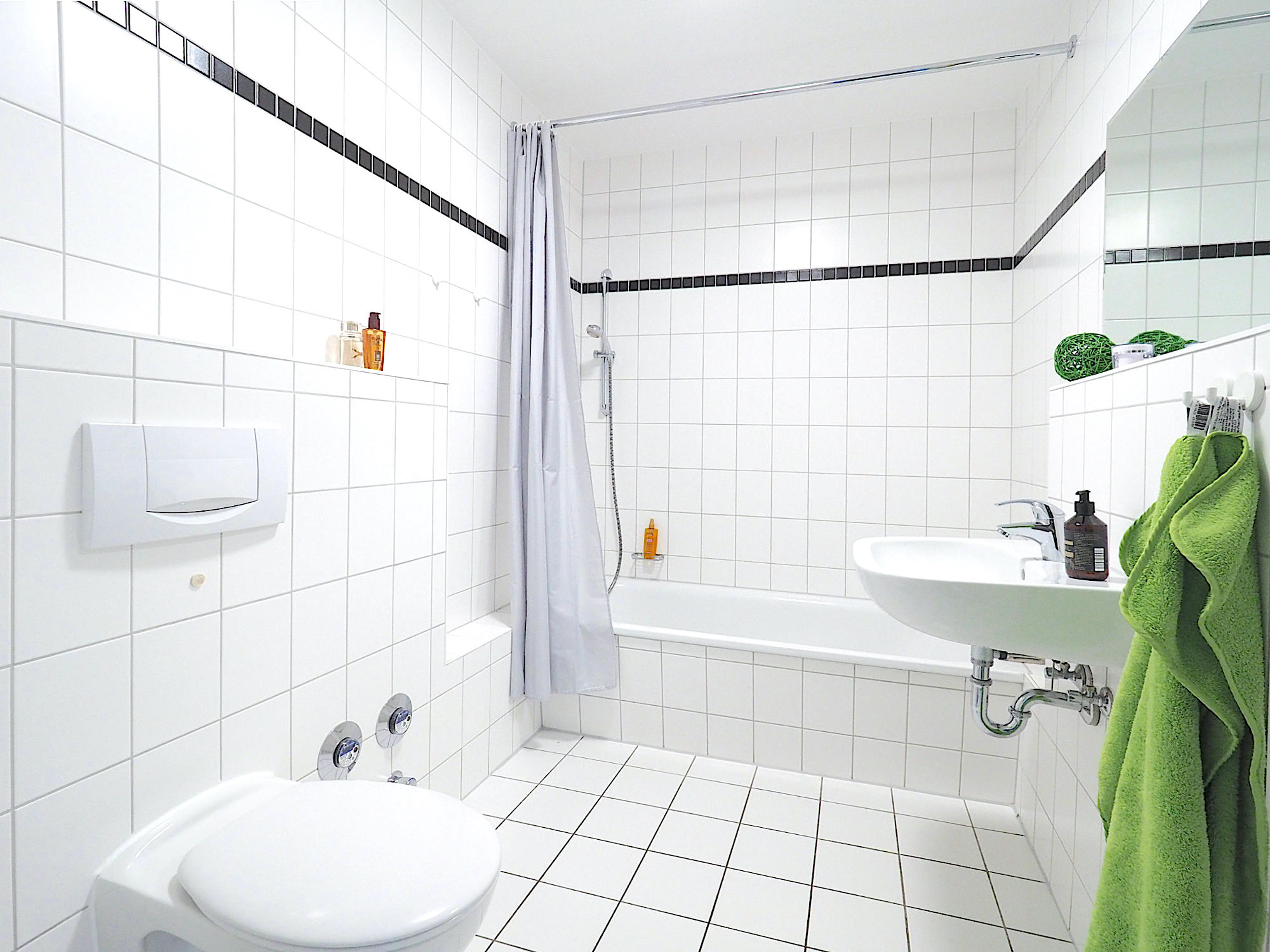 Residenz am Park Ferienwohnung 09,  Vollbad mit Badewanne, Waschbecken und Handtuchheizung