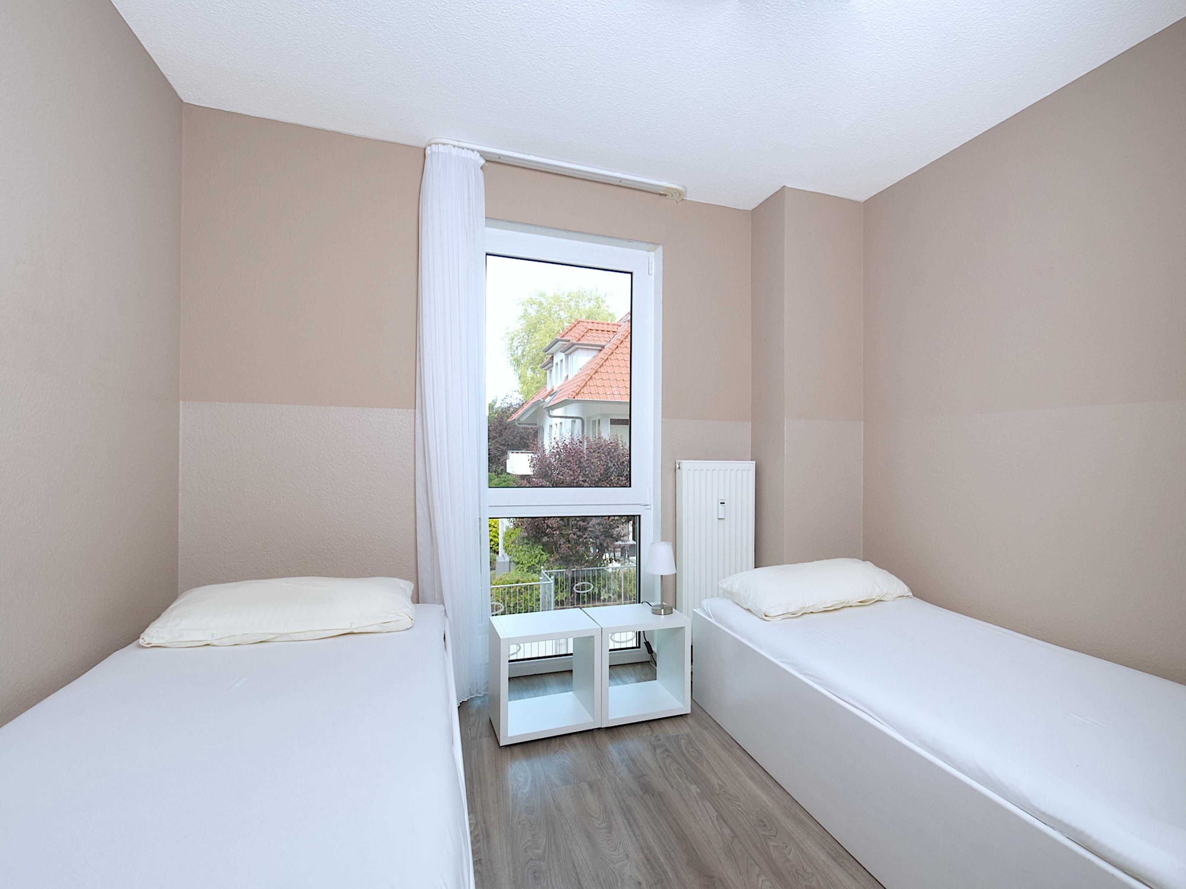 Residenz am Park, Ferienwohnung 10, zweites Schlafzimmer mit 2 Einzelbetten und bodentiefem Fenster