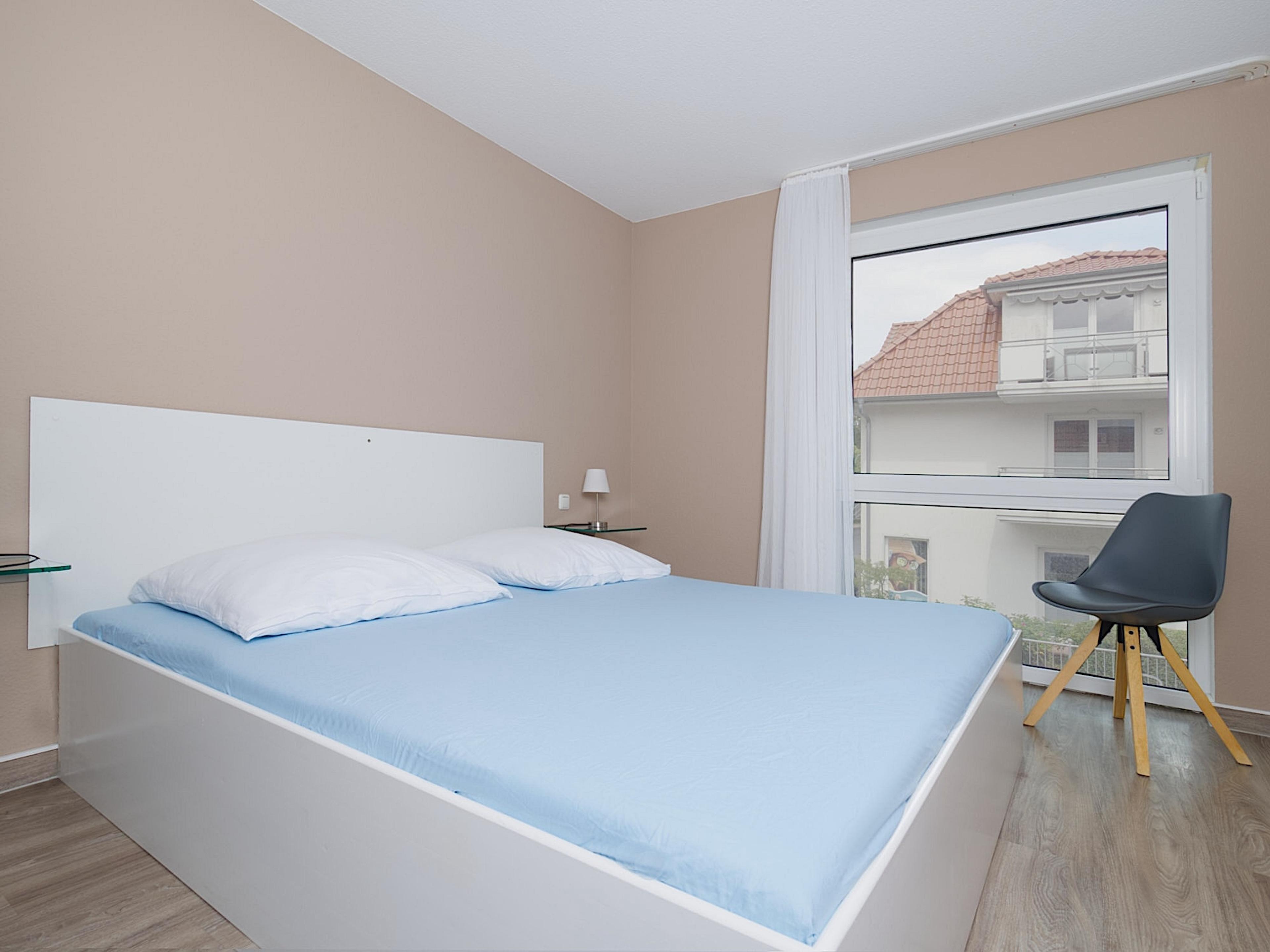 Residenz am Park, Ferienwohnung 12, Schlafzimmer mit großem Doppelbett