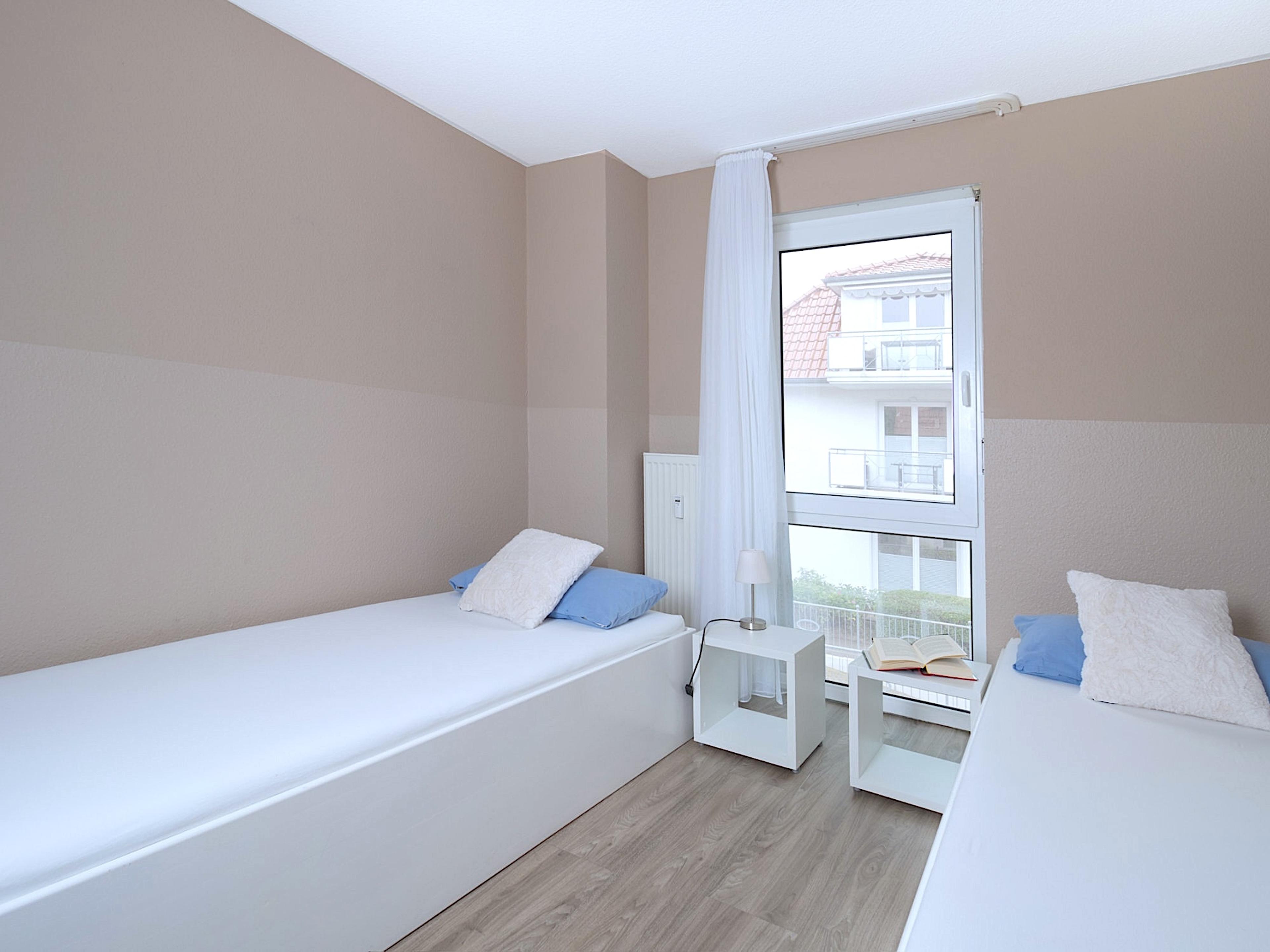 Residenz am Park, Ferienwohnung 12, zweites Schlafzimmer mit 2 Einzelbetten und bodentiefem Fenster