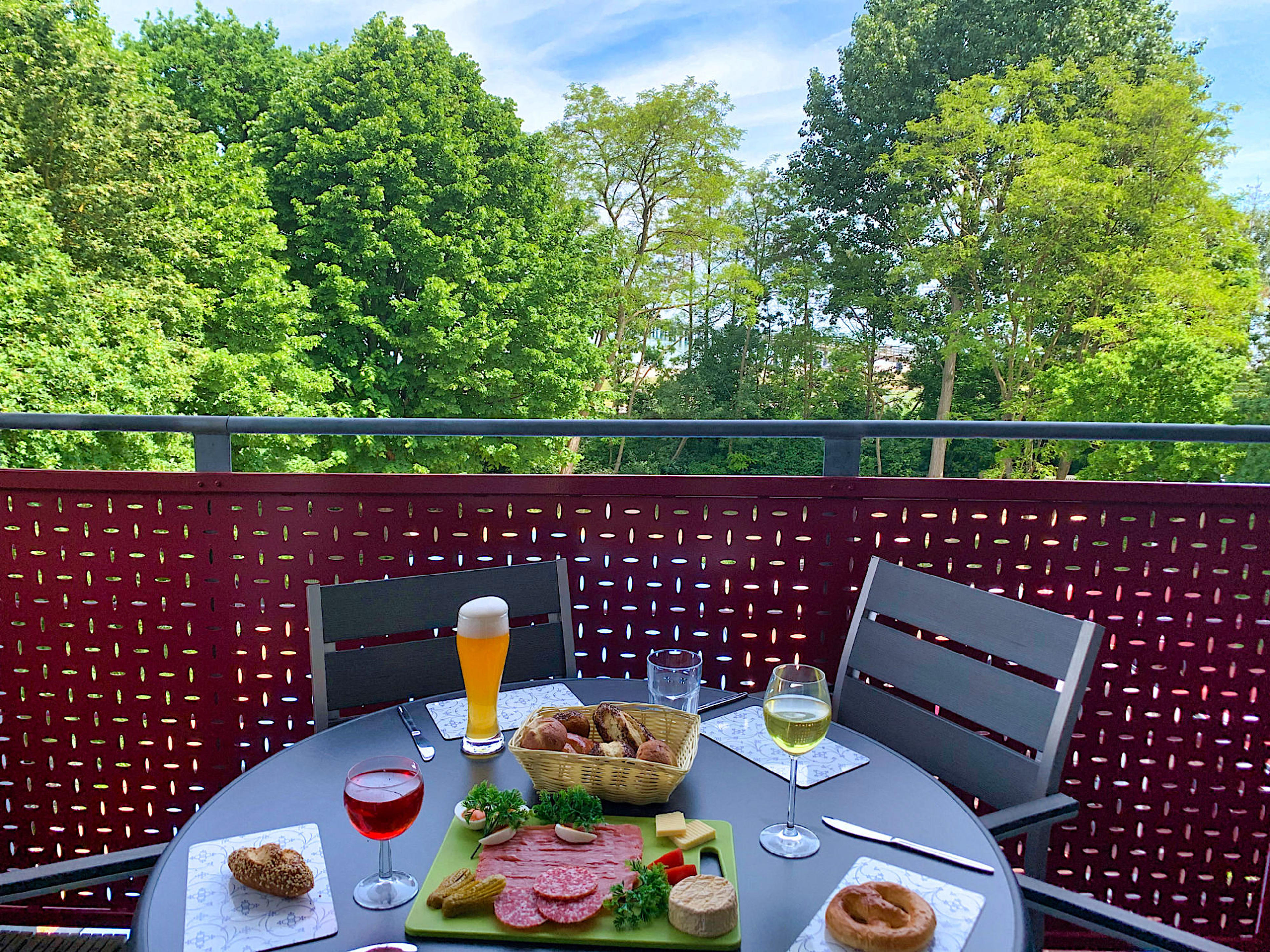 Balkon mit Tisch und Stühlen und Blick ins Grüne zum Küstenschutzstreifen