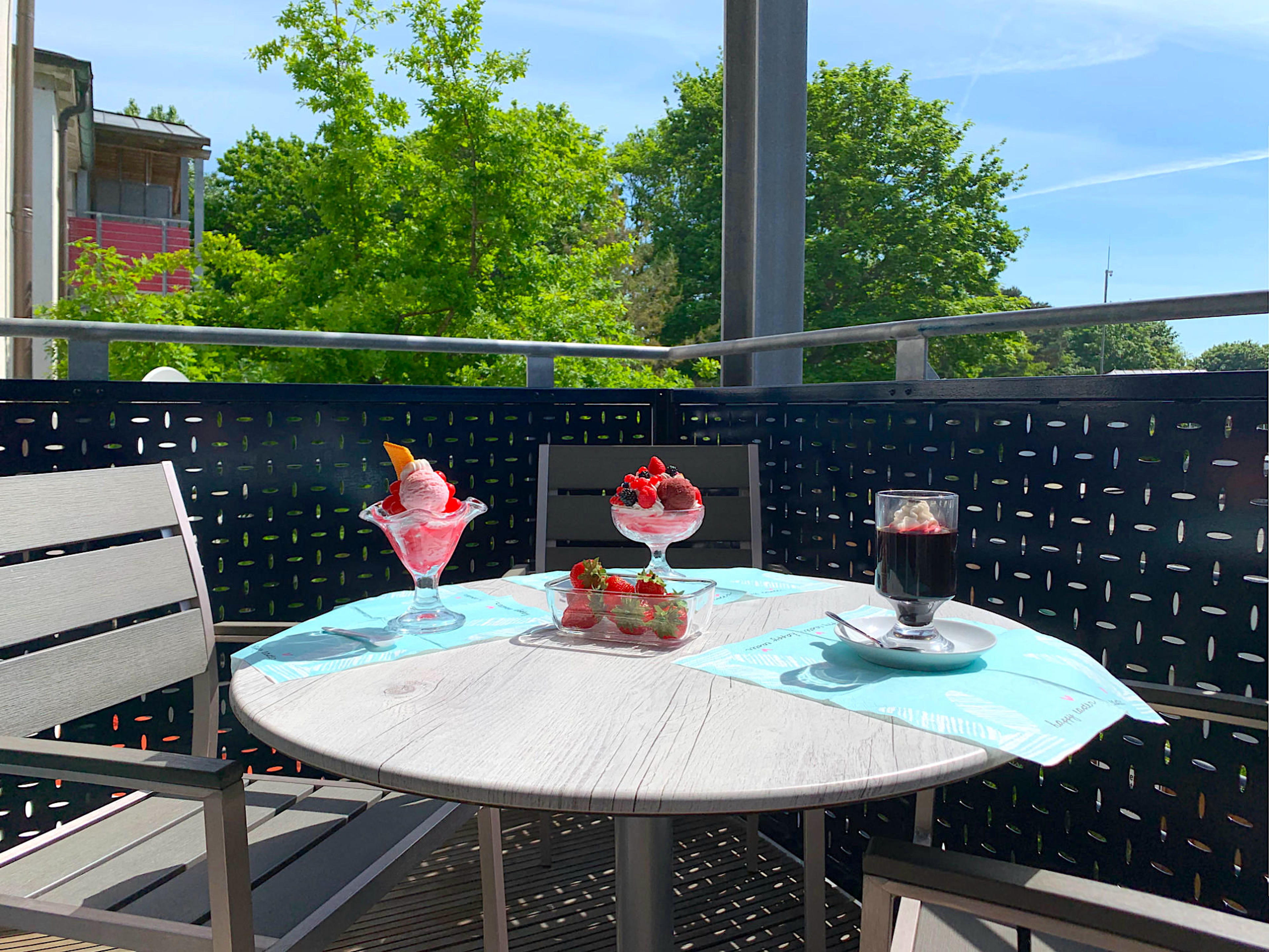 Balkon mit Tisch und Stühlen