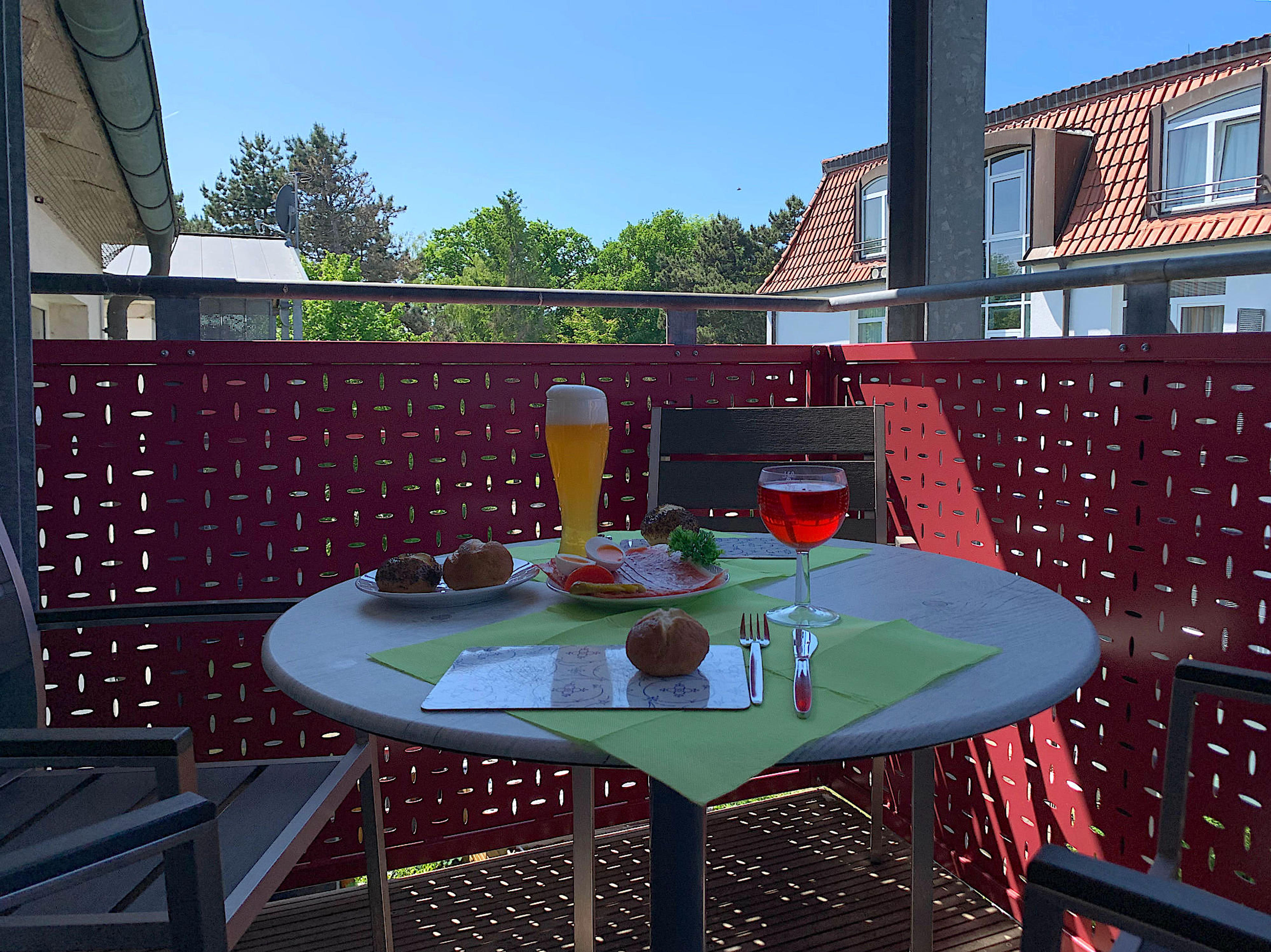 Balkon mit Tisch und Stühlen