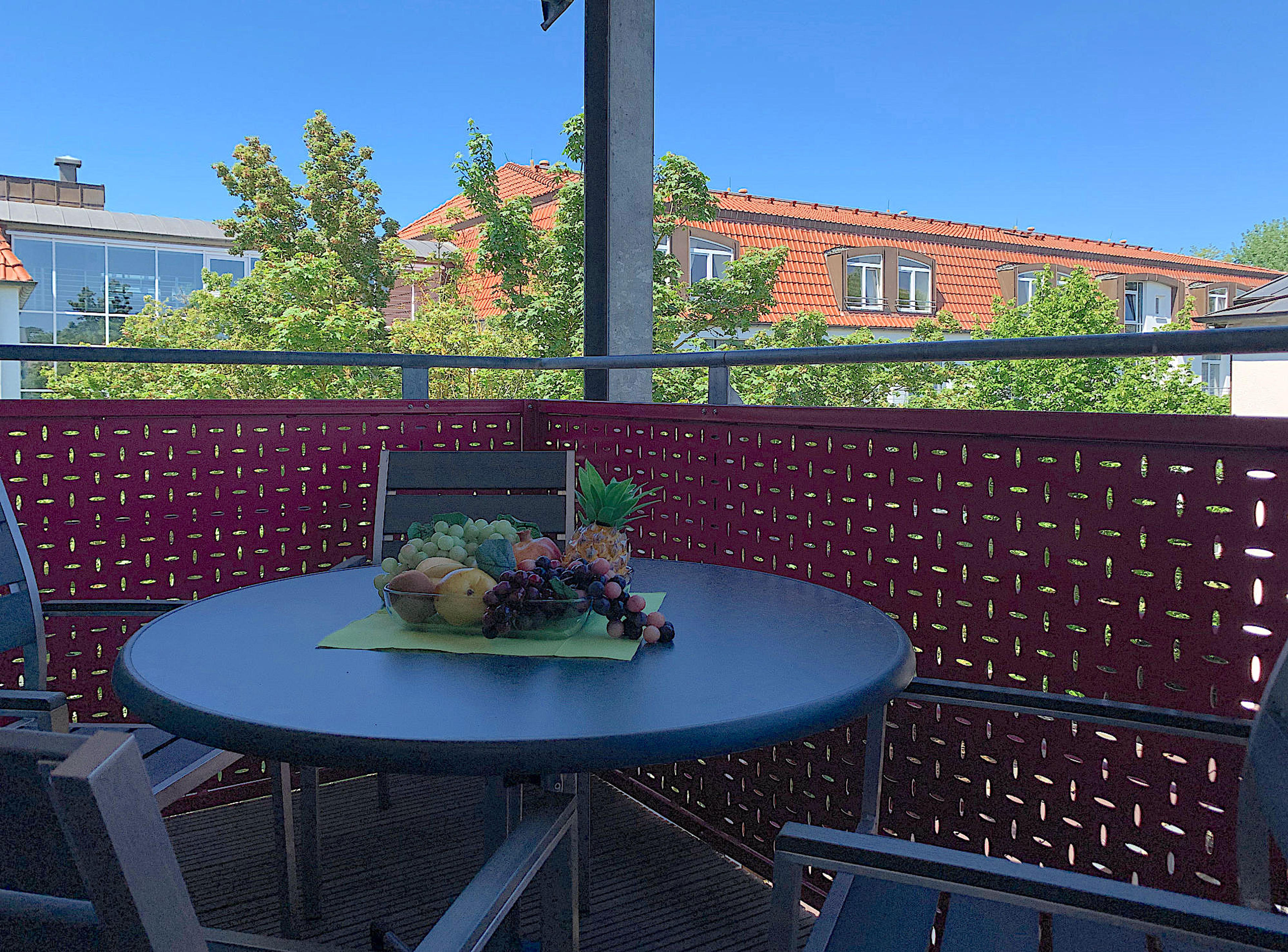 Balkon mit Tisch und Stühlen