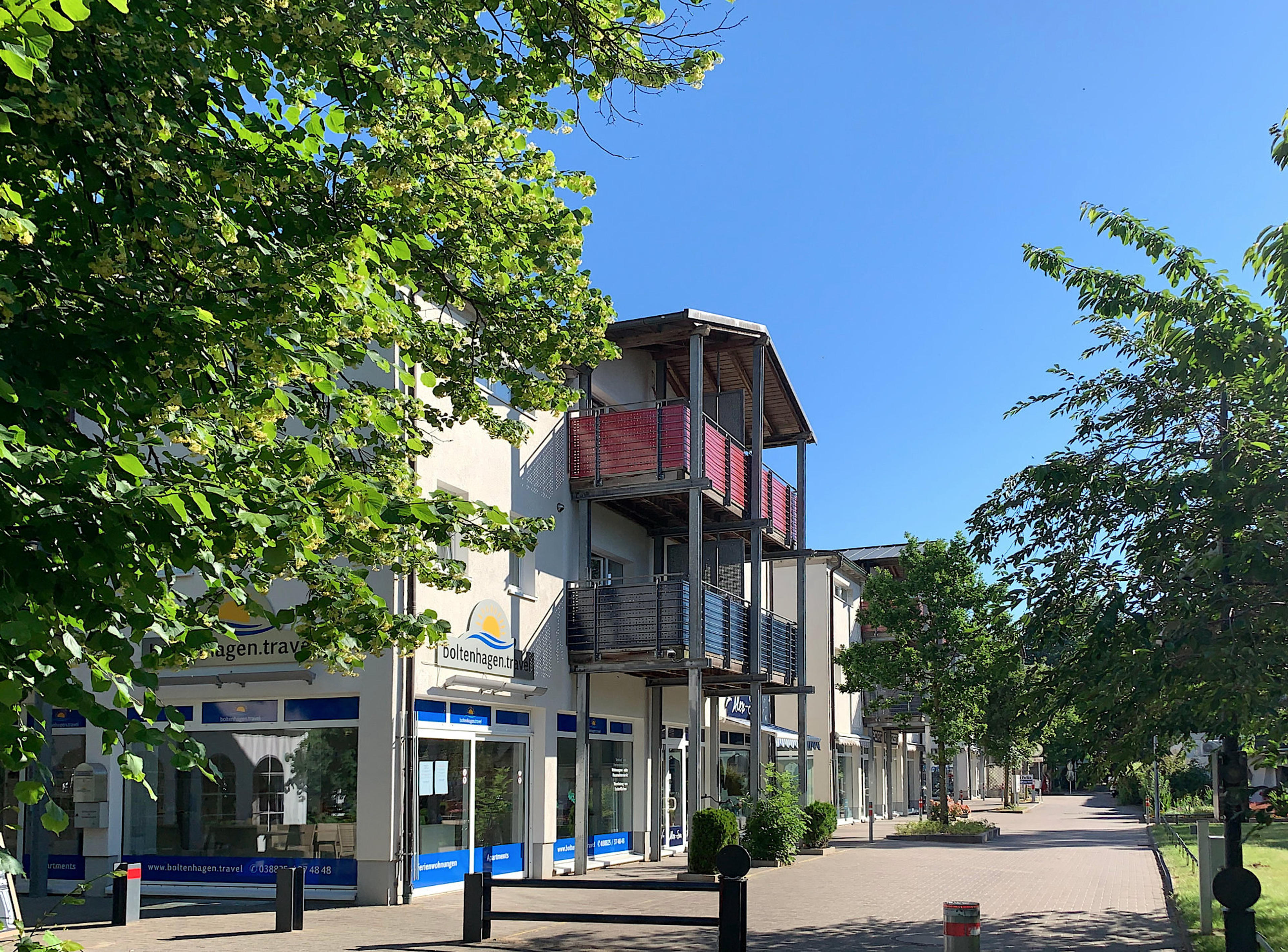 Strandpalais an der Ostseeallee und Mittelpromenade mit viel Grün