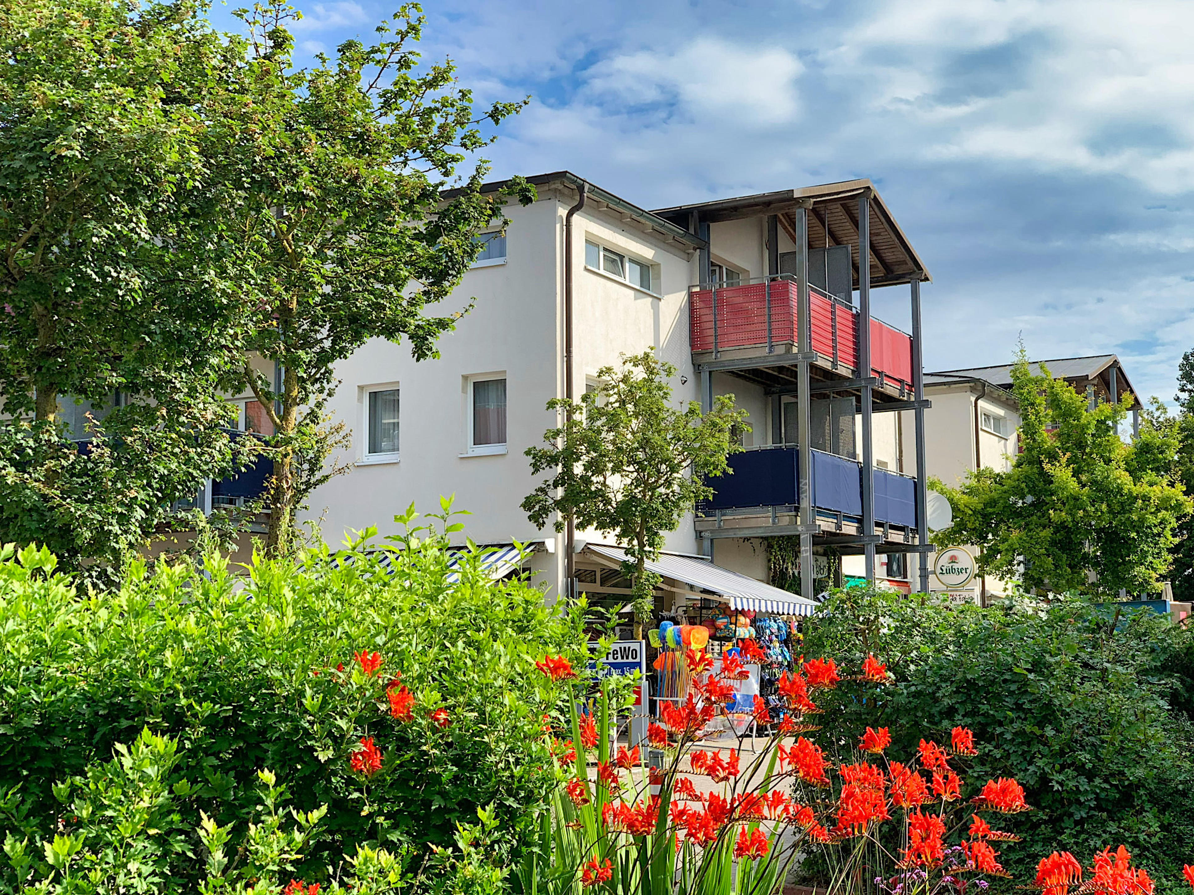 Aussenbild Strandpalais, Haus 2 mit Bepflanzung im Vordergrund