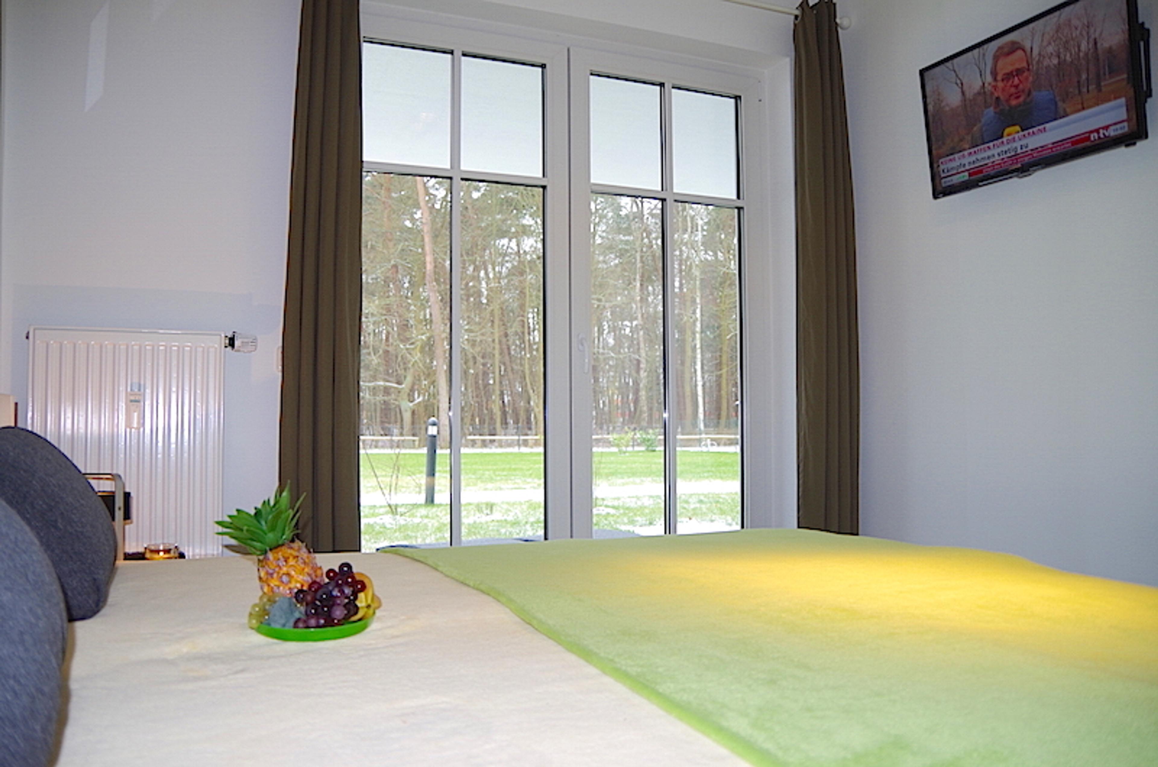 Villa Belvedere, Ferienwohnung 02, großes Schlafzimmer mit Zugang zur Südterrasse