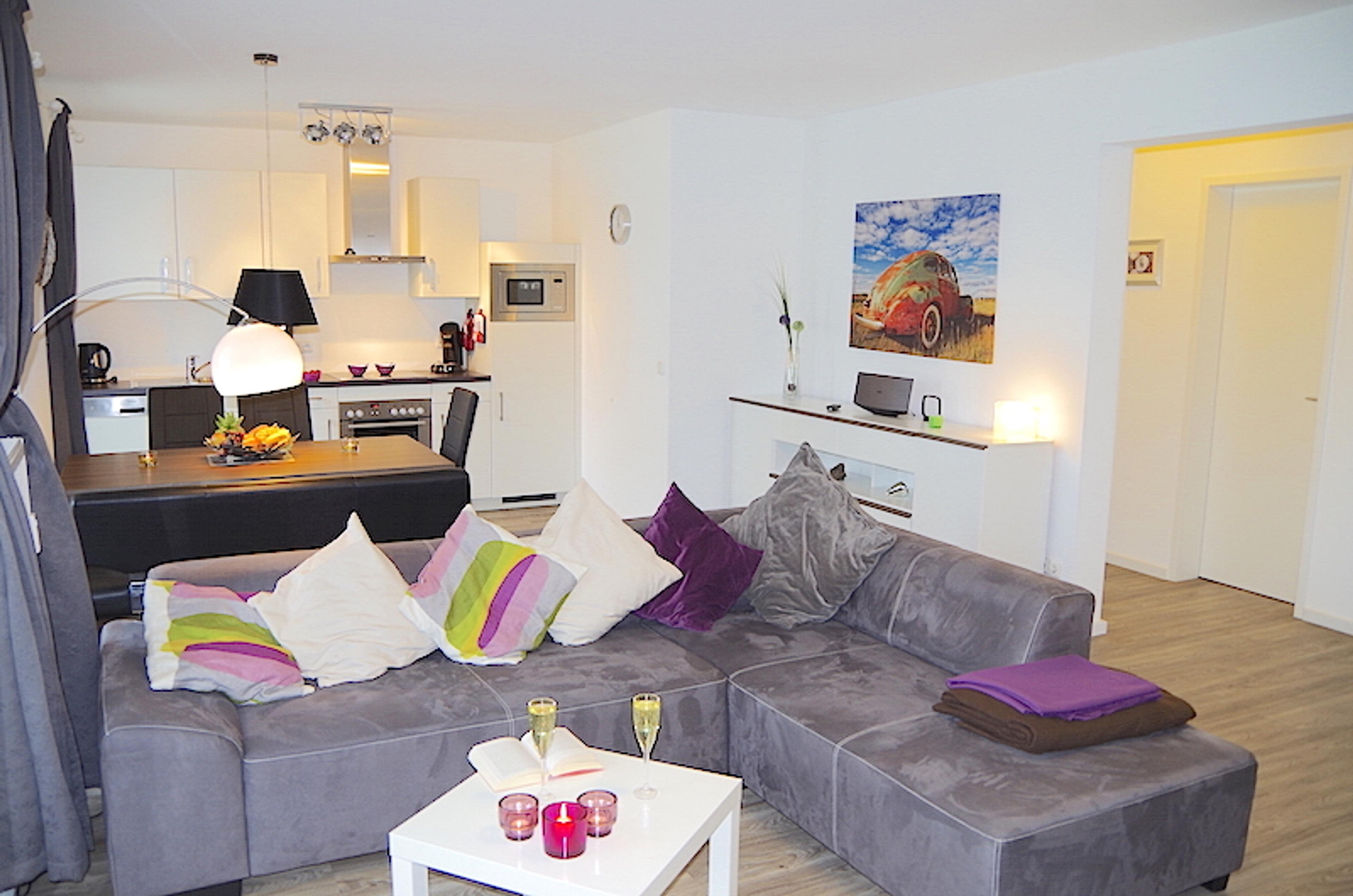 Villa Belvedere, Ferienwohnung 02, Wohnzimmer,  im Hintergrund ist die moderne Einbauküche und der Essbereich