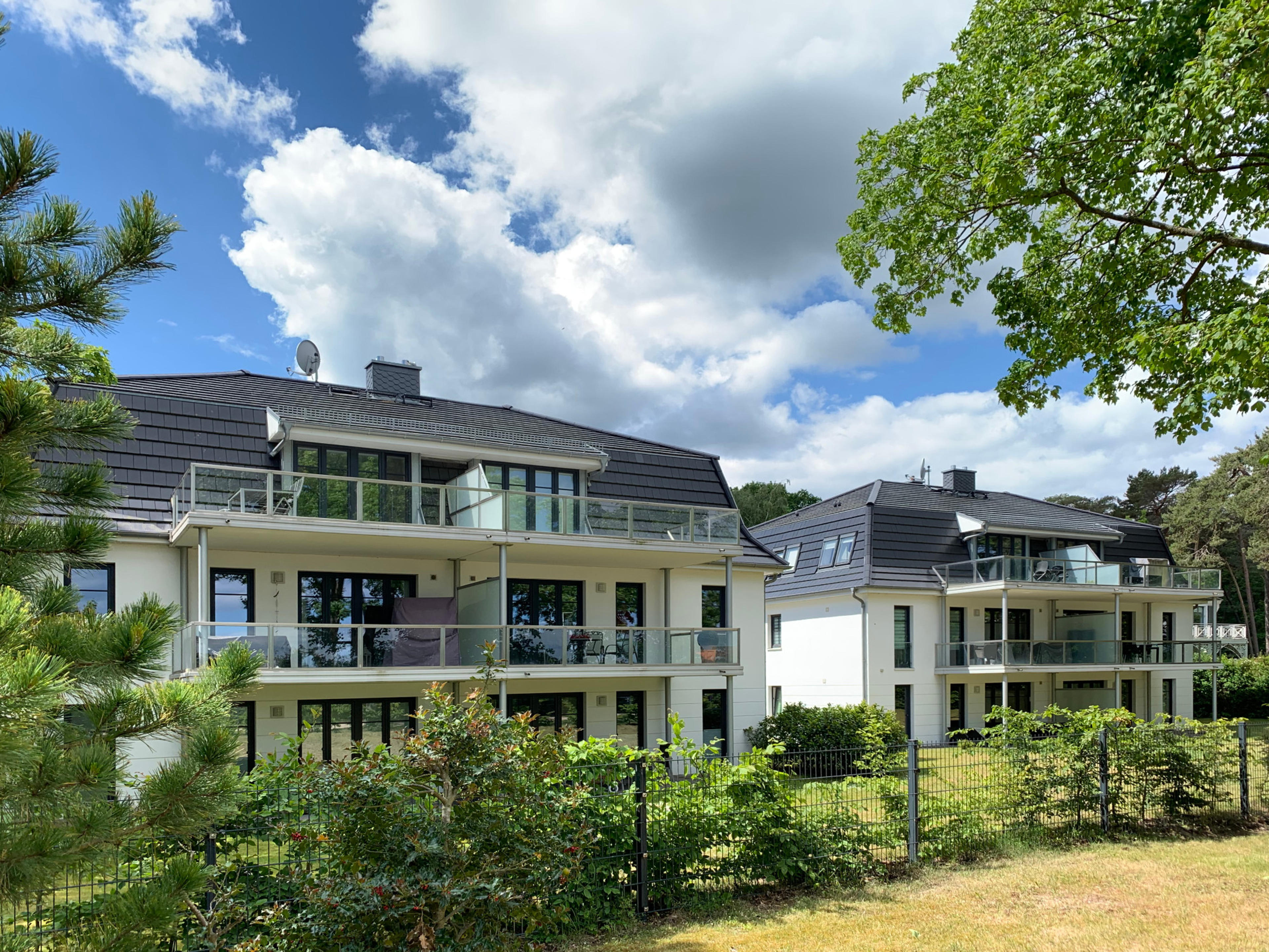 Die Villa Belvedere besteht aus zwei Villen. Die Ferienwohnung 07 befindet sich hier in der linken Villa unten rechts