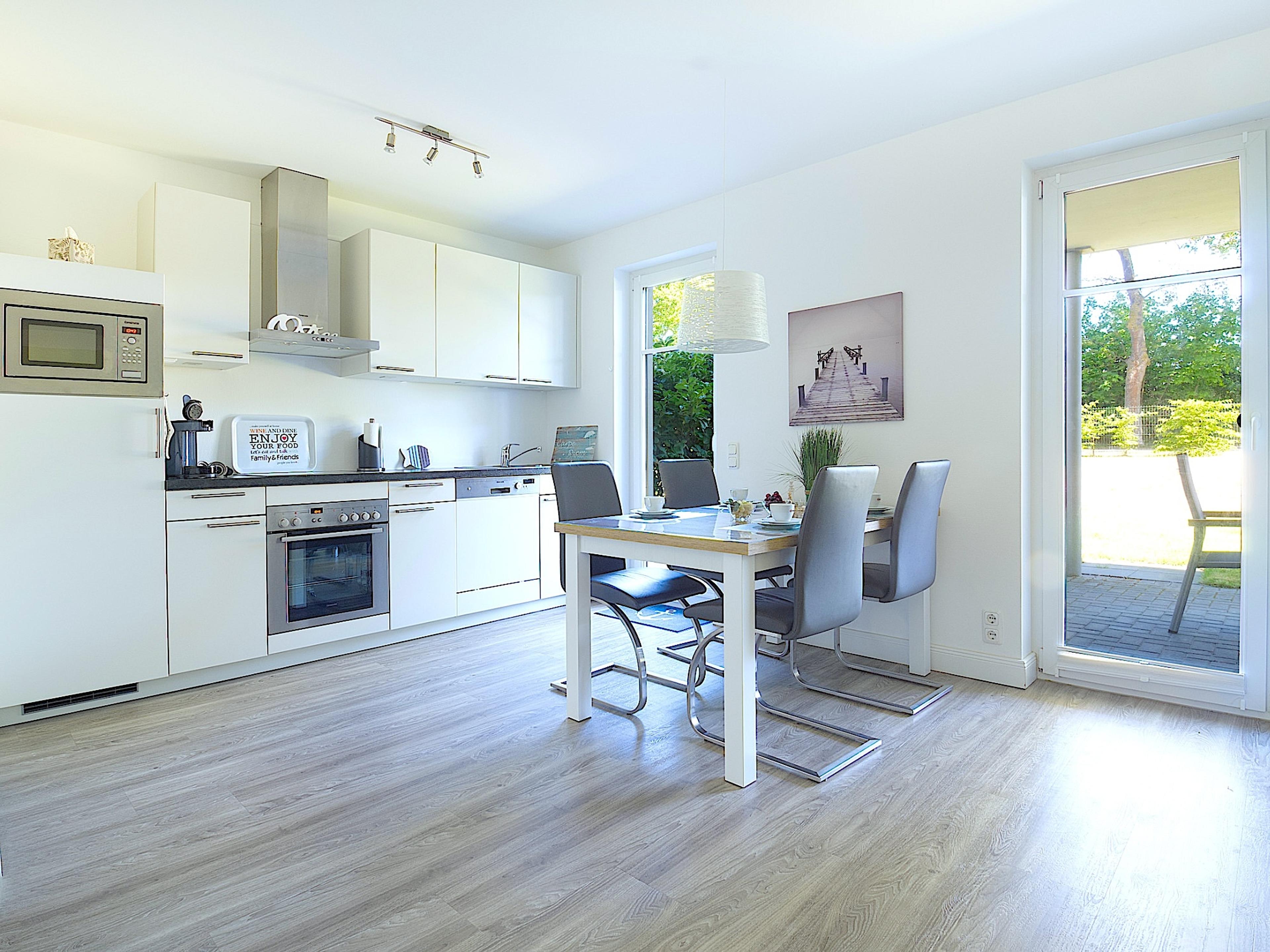 Villa Belvedere, Ferienwohnung 07, moderne Einbauküche und der Essbereich mit Zugang zur Nordterrasse