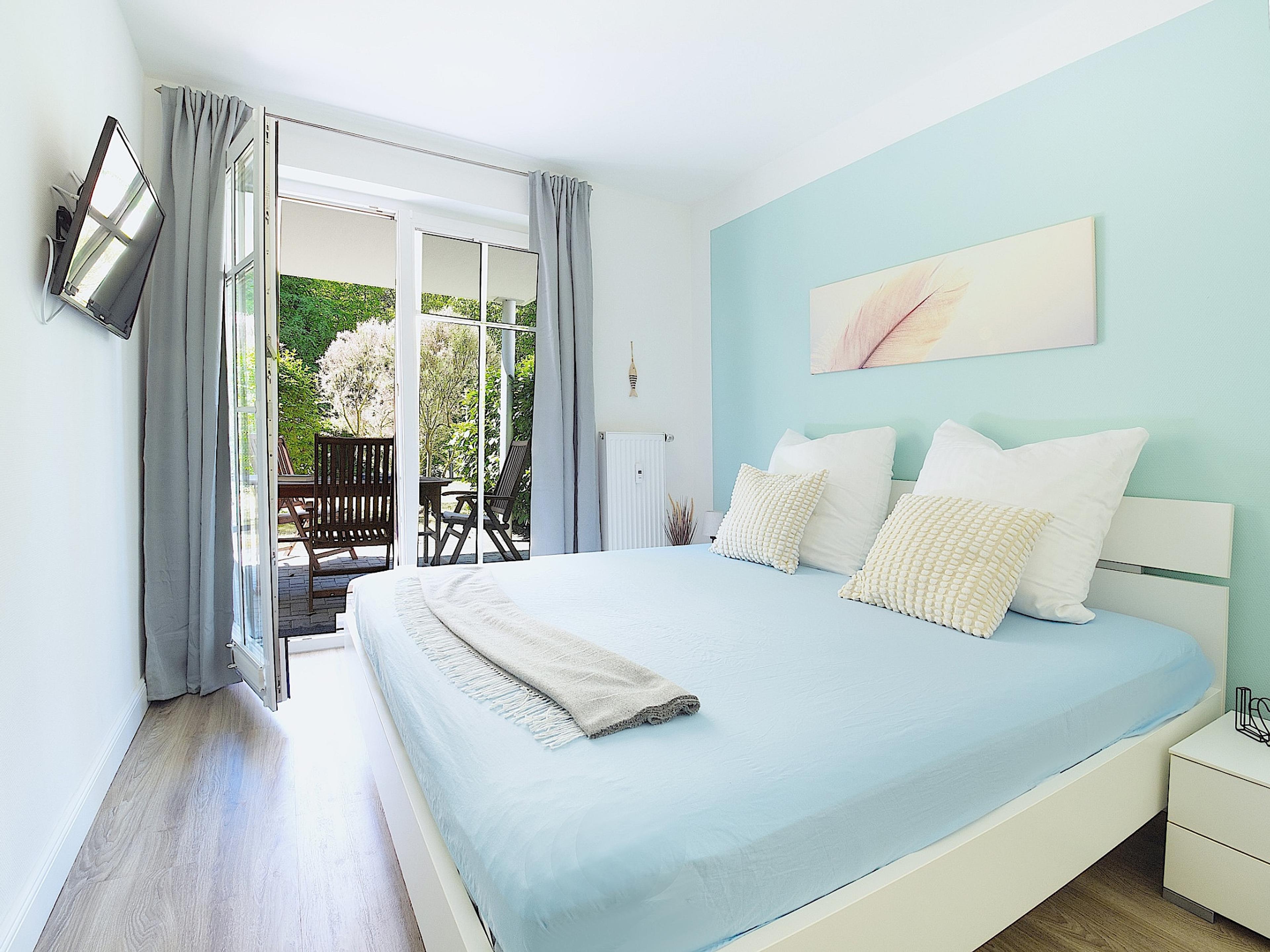 Villa Belvedere, Ferienwohnung 07, großes Schlafzimmer mit Zugang zur Terrasse