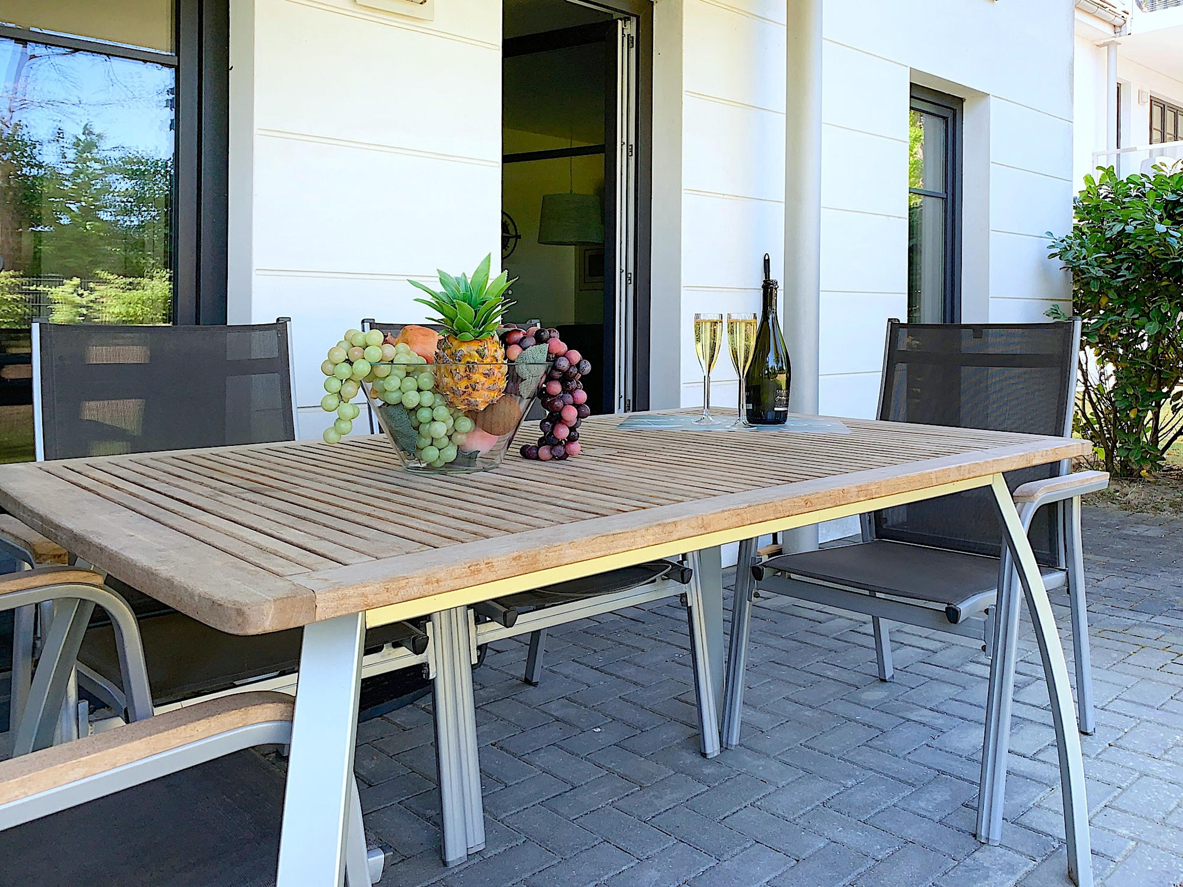 Villa Belvedere, Ferienwohnung 07, große möblierte Terrasse Richtung Norden