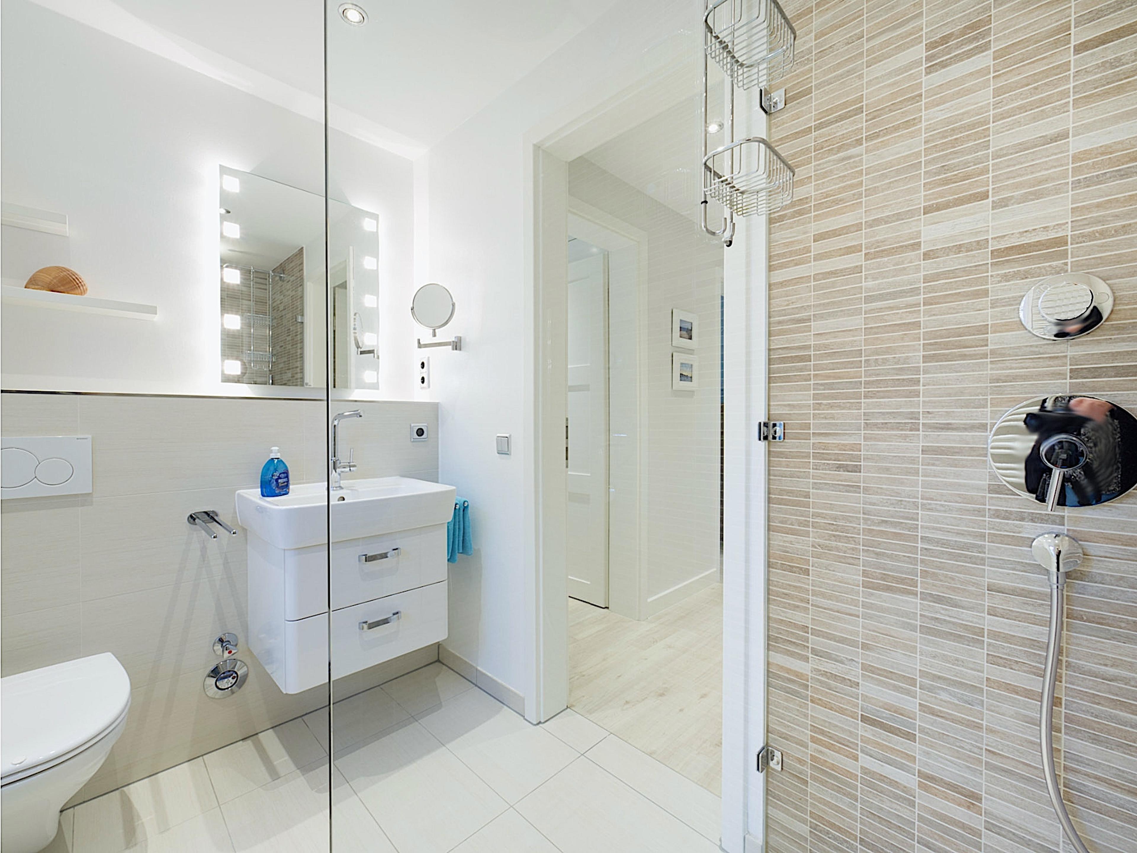 Villa Belvedere, Ferienwohnung 08, Duschbad mit bodentiefer Dusche und Fußbodenheizung