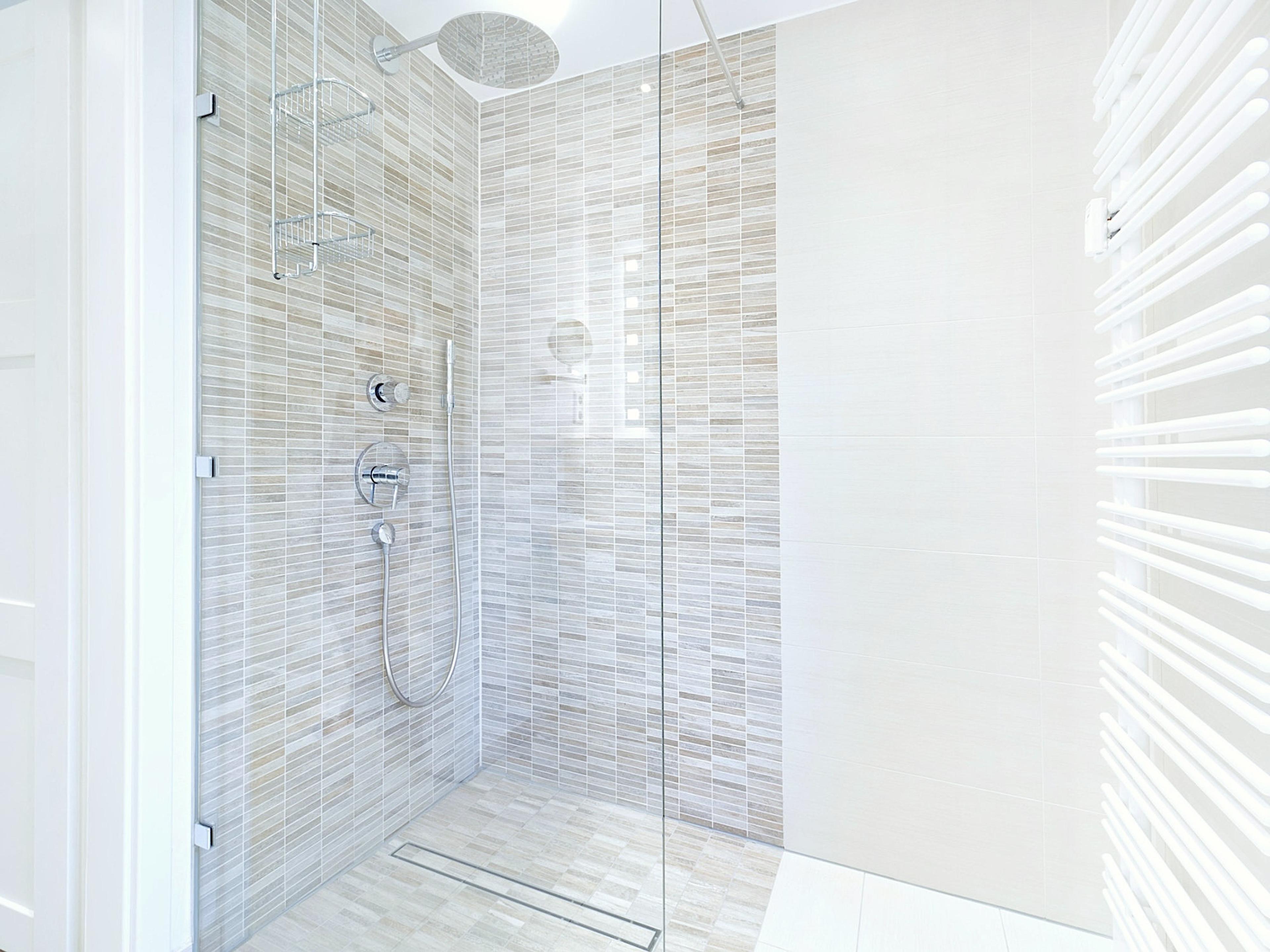 Villa Belvedere, Ferienwohnung 08, Duschbad mit bodentiefer Dusche, Fußbodenheizung und Handtuchheizung