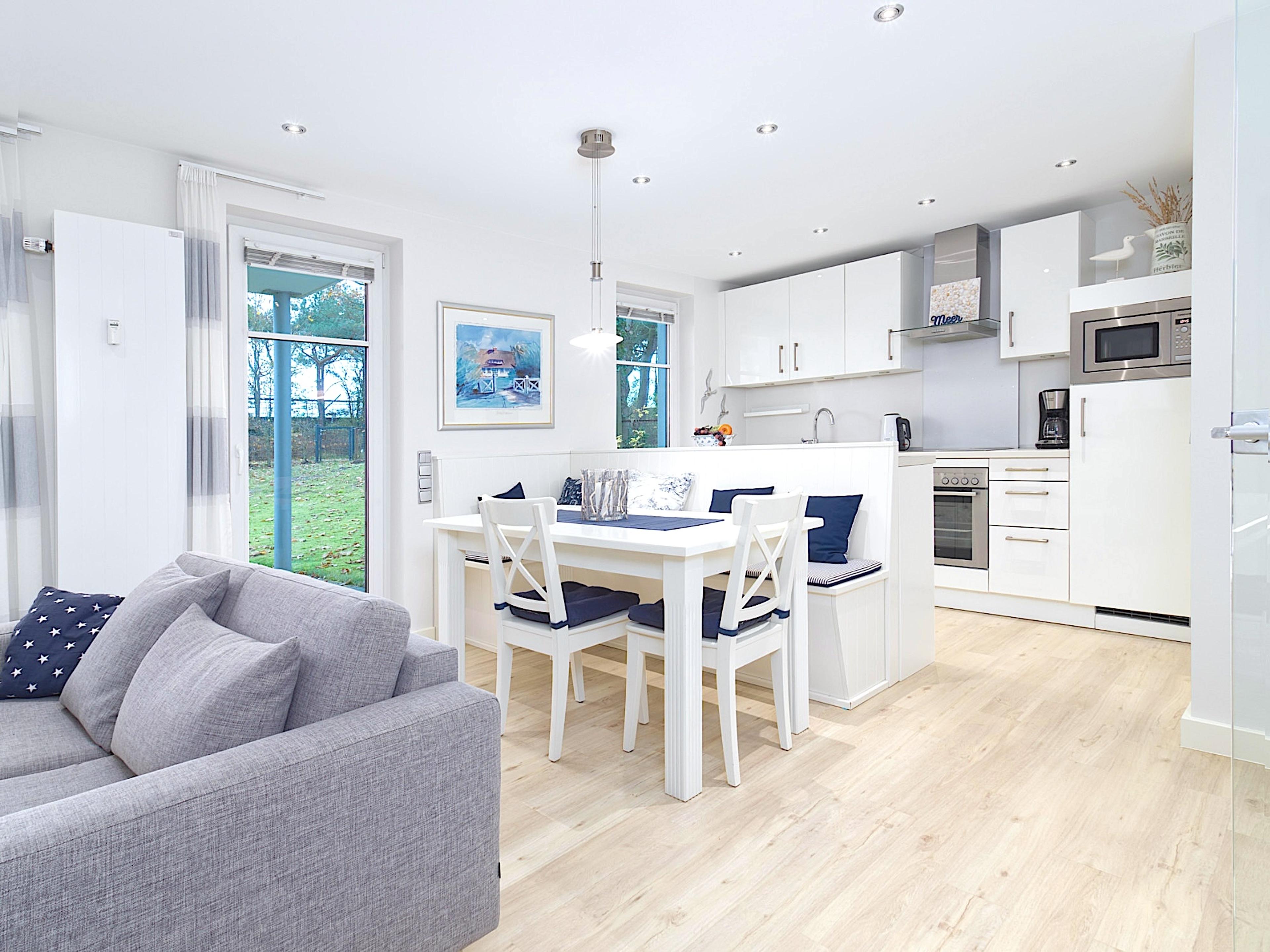 Villa Belvedere, Ferienwohnung 08, Essplatz für bis zu 4 Personen, moderne Küche und Zutritt zur Terrasse