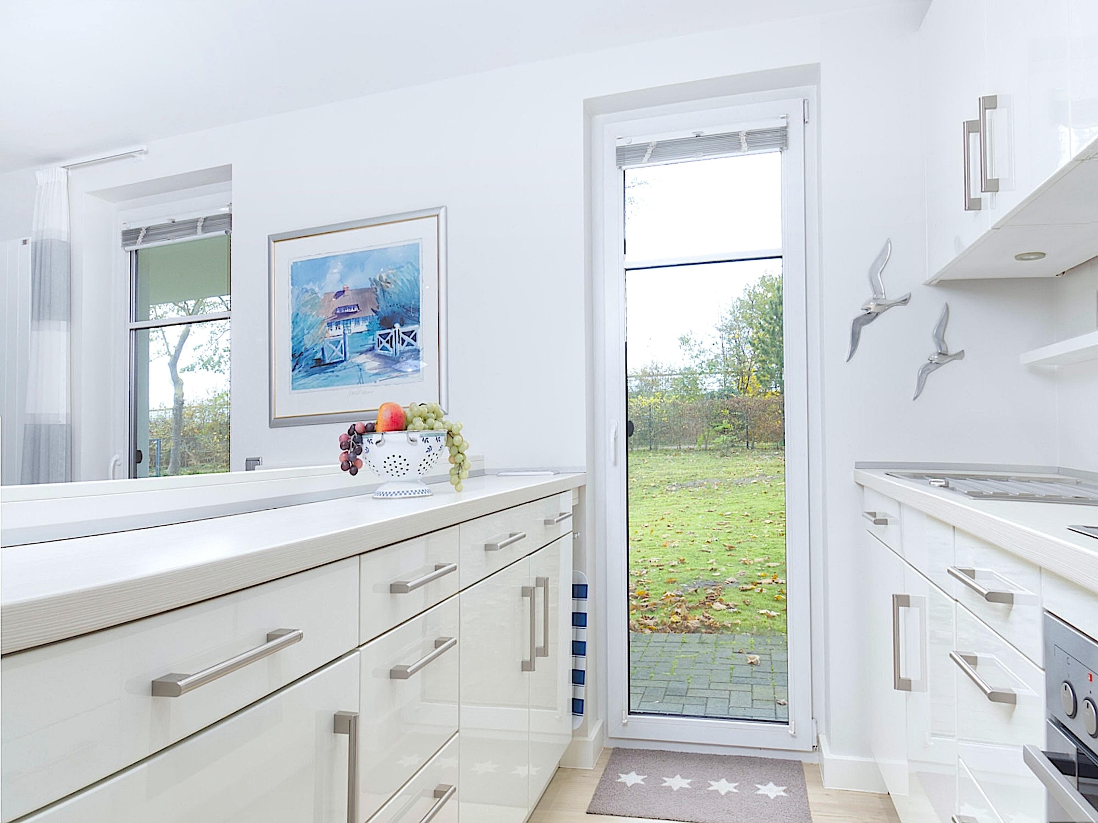 Villa Belvedere, Ferienwohnung 08, moderne Einbauküche mit viel Stauraum und Zugang zur Terrasse