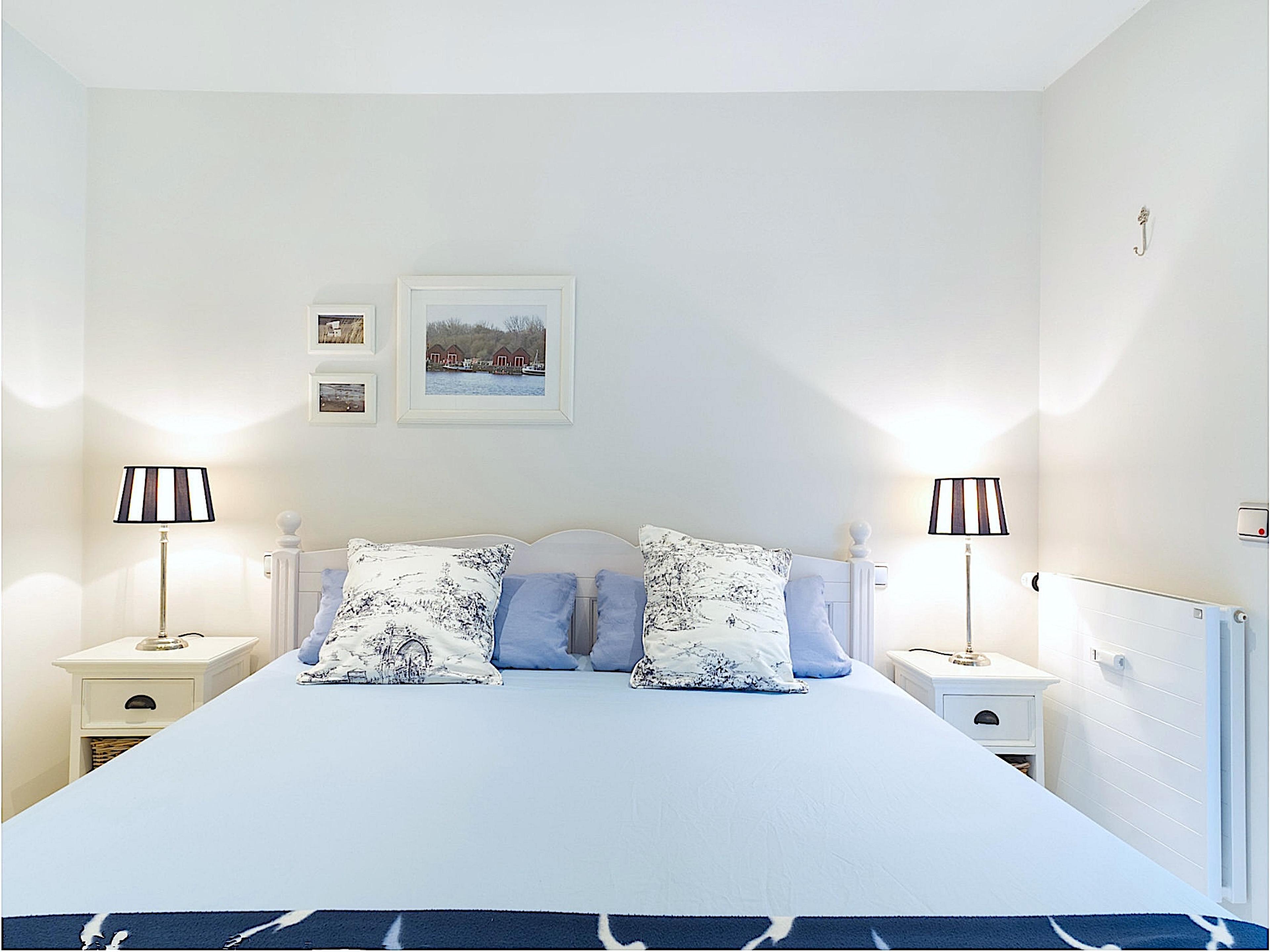 Villa Belvedere, Ferienwohnung 08, großes Schlafzimmer mit einem Doppelbett und Zugang zur Südterrasse