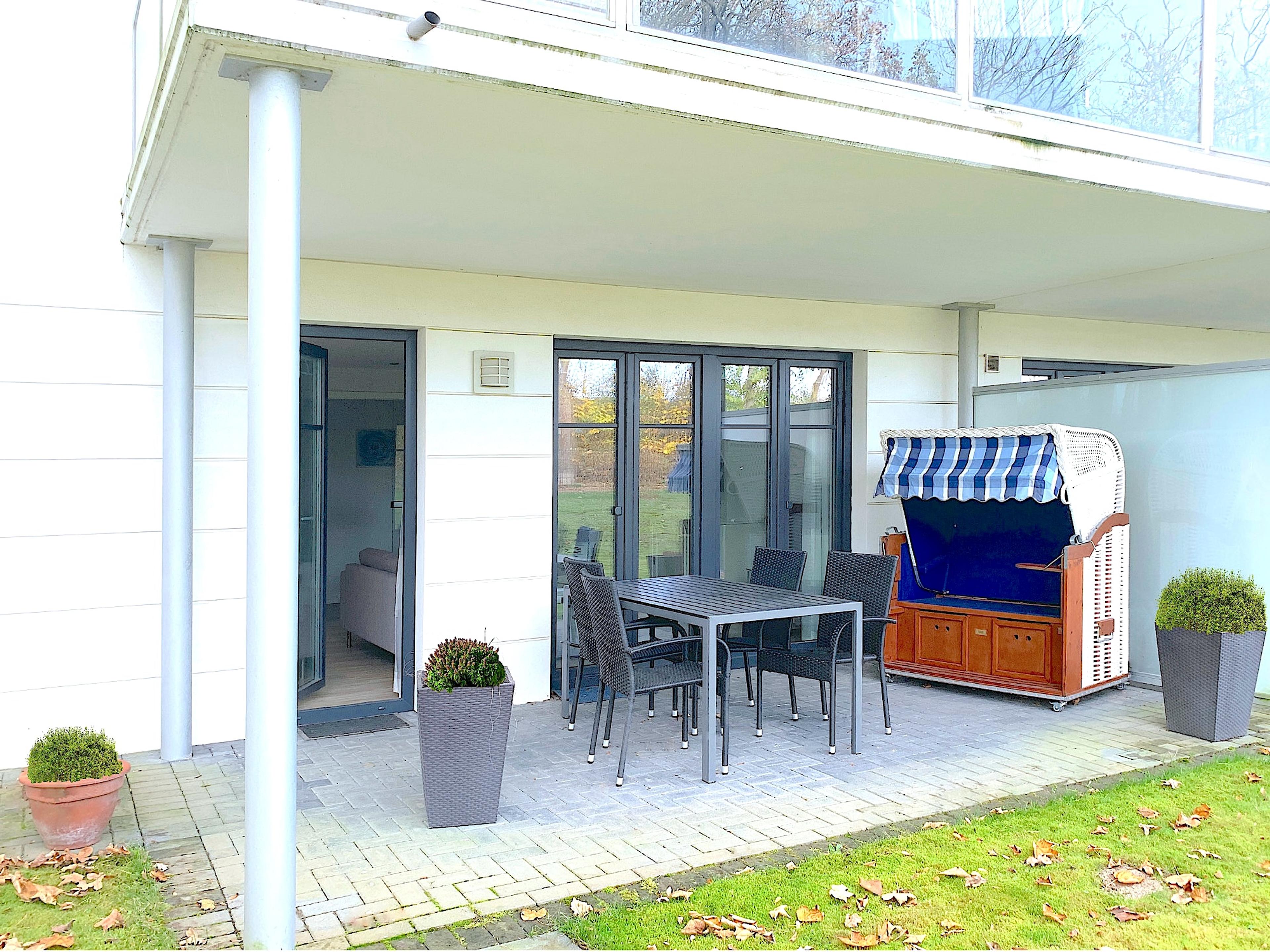 Villa Belvedere, Ferienwohnung 08, möblierte Terrasse Richtung Norden mit Strandkorb