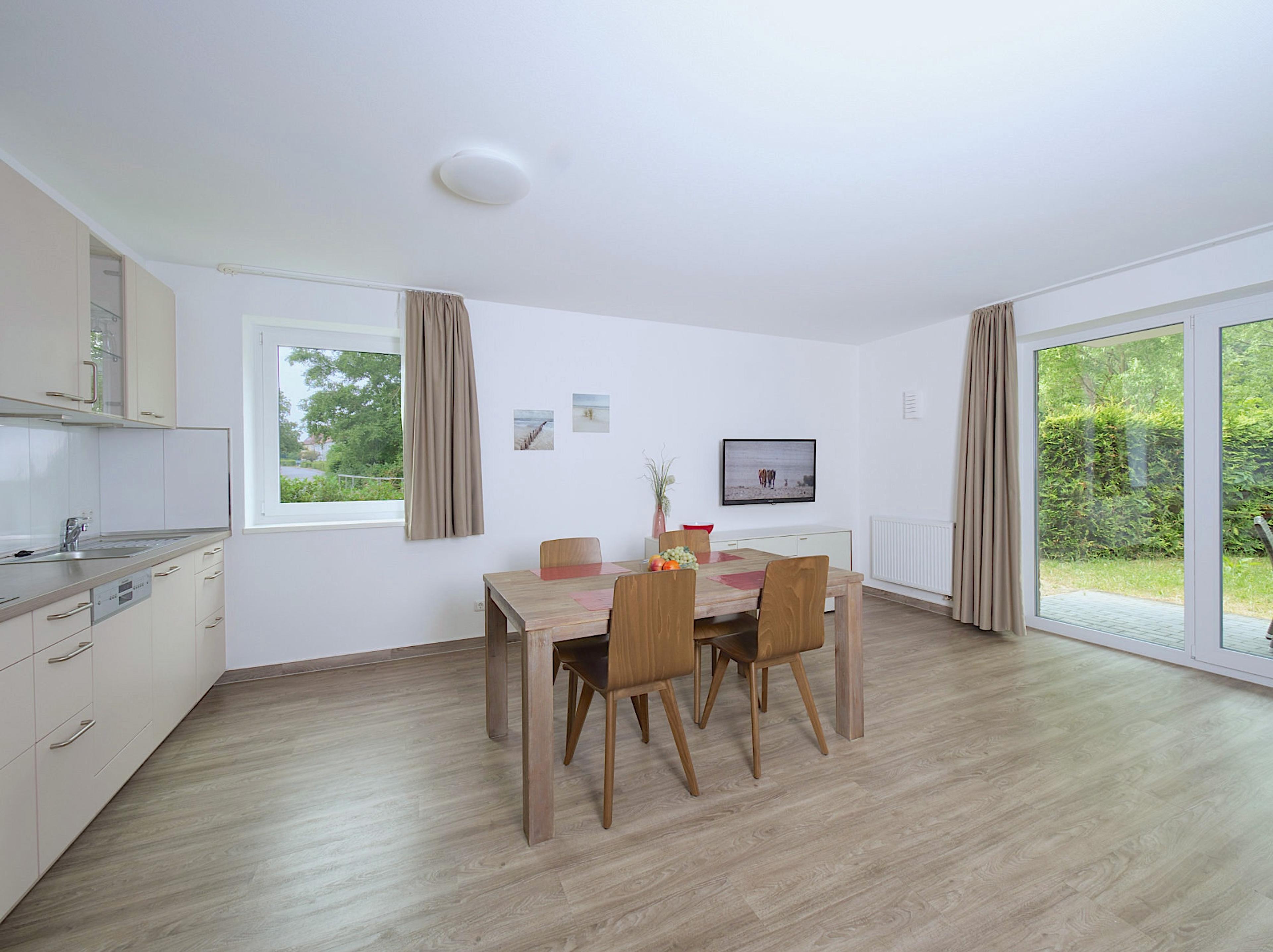 Weidenblick, Ferienwohnung 01, Esstisch für 4 Personen, moderne Einbauküche und Blick zur Südterrasse