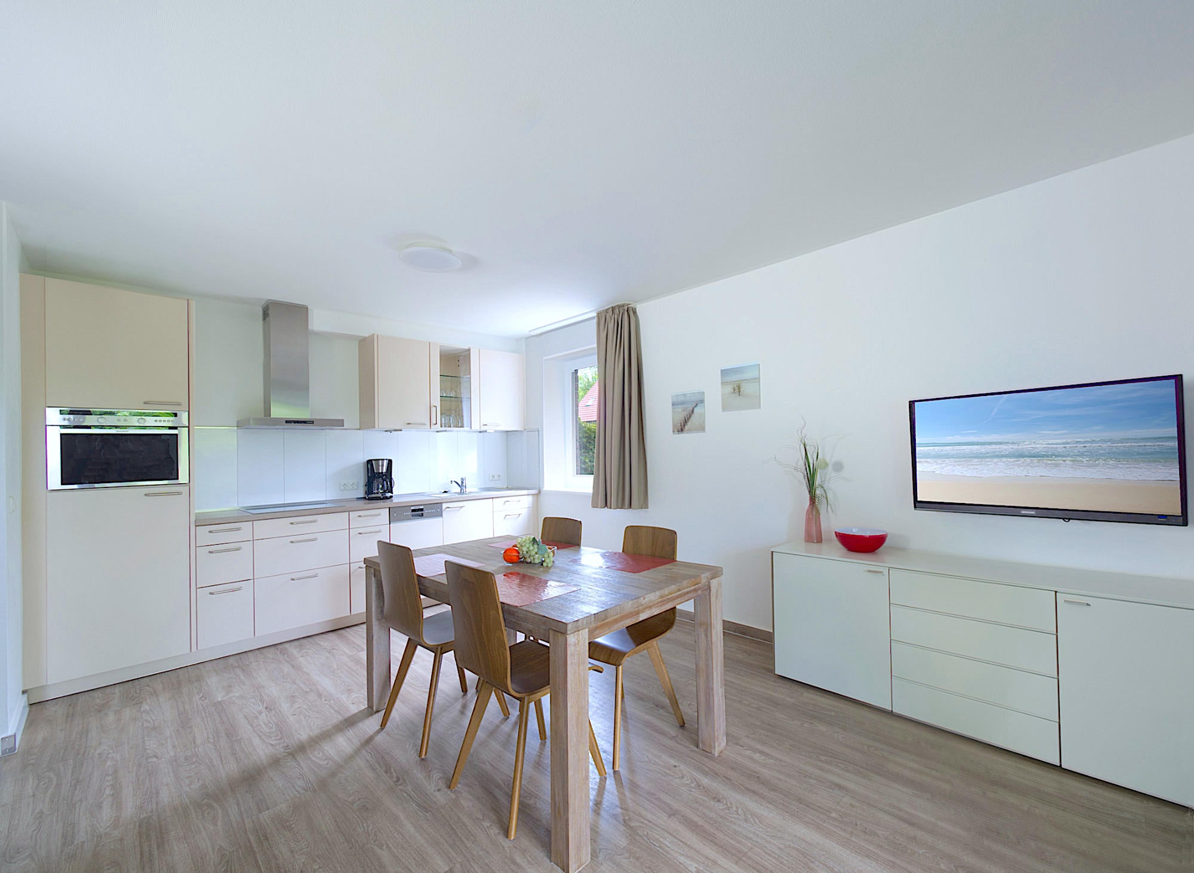 Weidenblick, Ferienwohnung 03, Essbereich für 4 Personen, Sideboard mit Flatscreen-TV, moderne Einbauküche