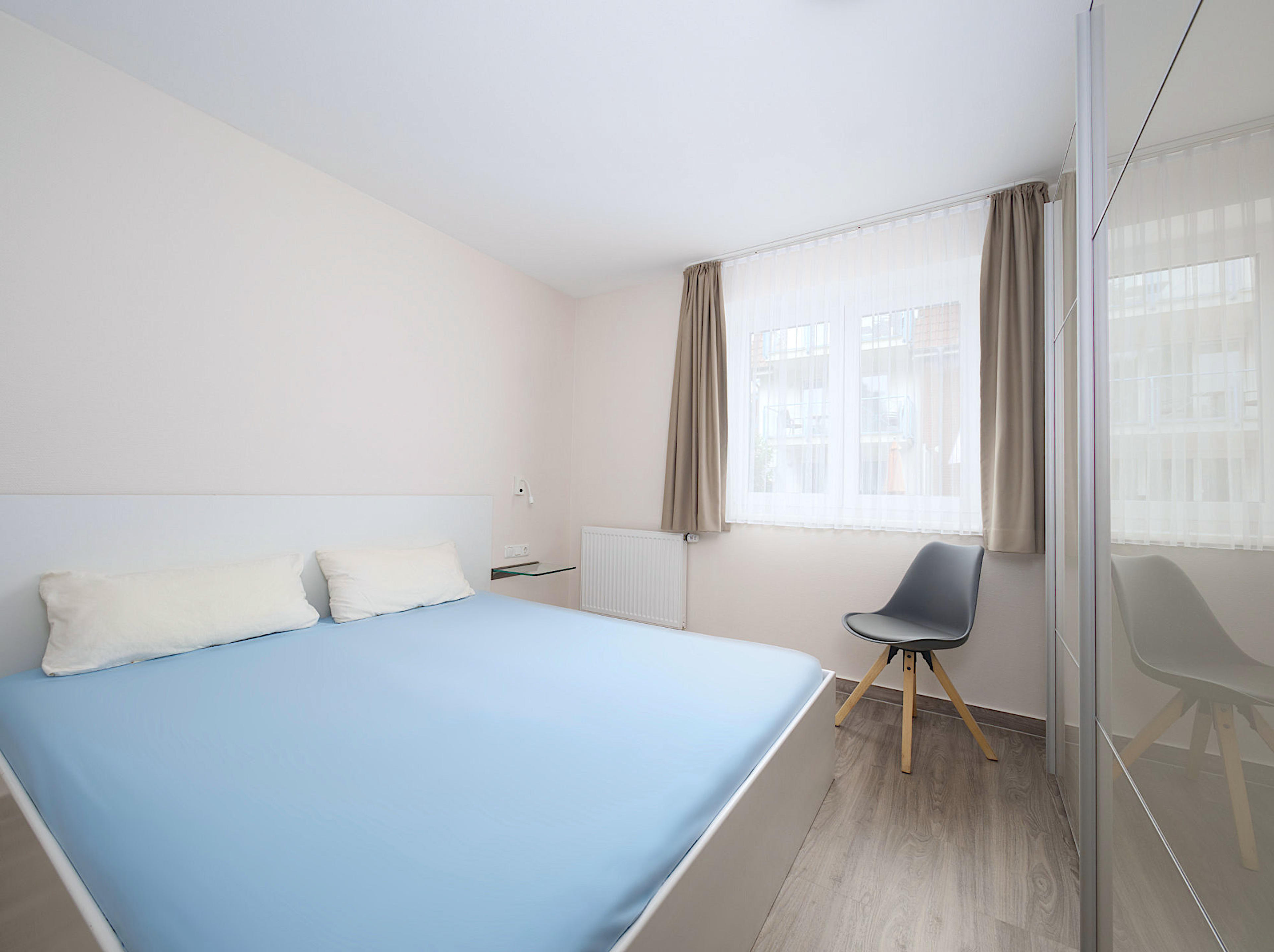 Weidenblick, Ferienwohnung 04, Schlafzimmer mit großem Doppelbett, rechts ein Kleiderschrank mit Schiebetüren