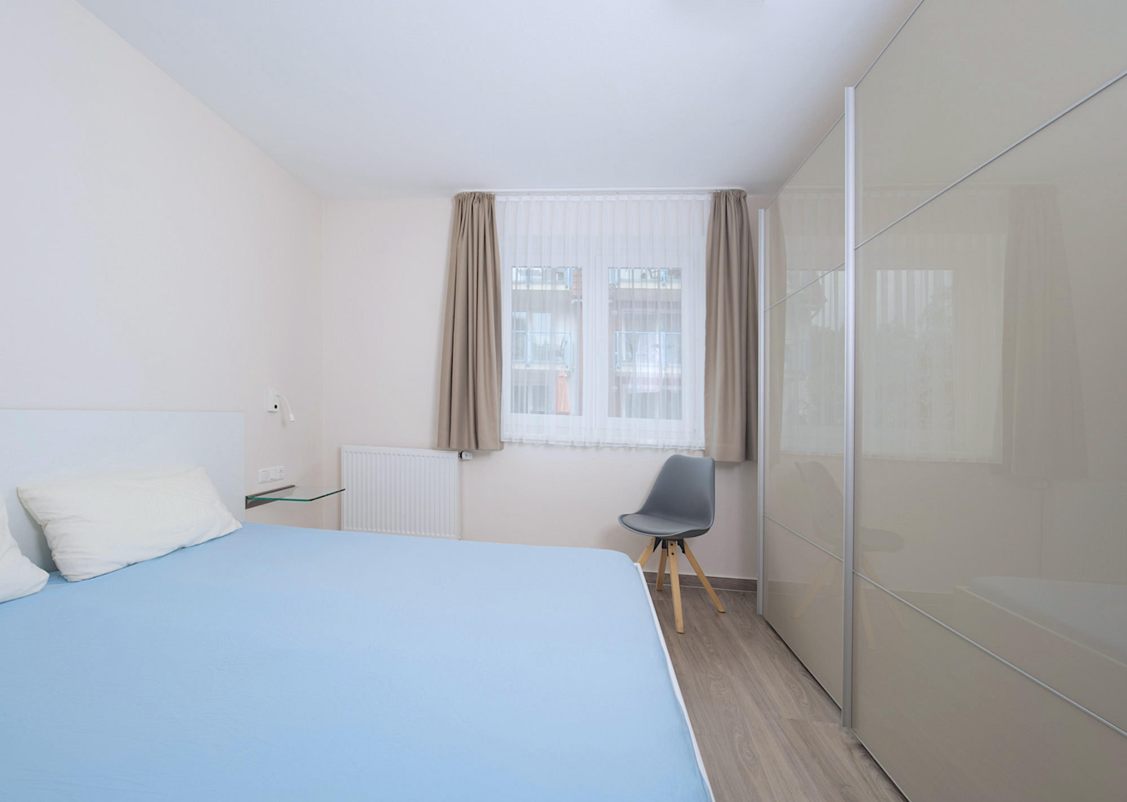 Weidenblick, Ferienwohnung 04, Schlafzimmer mit großem Doppelbett, rechts ein Kleiderschrank mit Schiebetüren