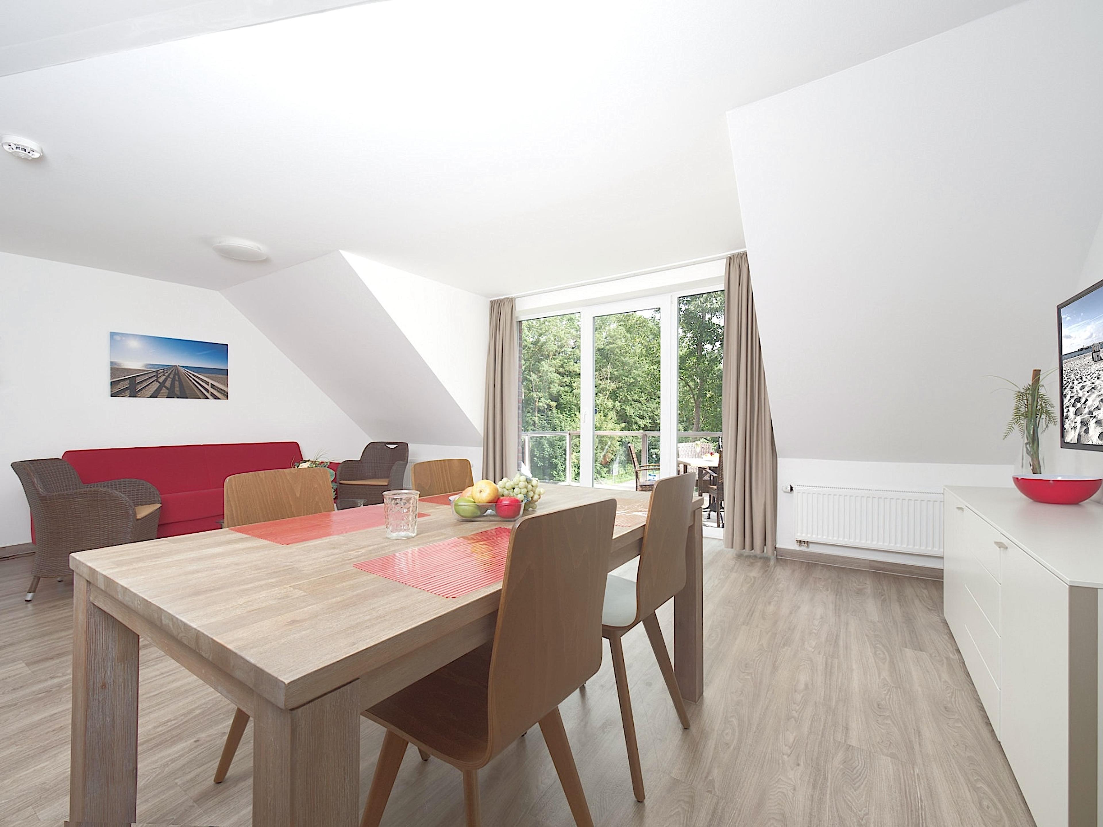 Weidenblick, Ferienwohnung 10, Essbereich, Blick zum Südbalkon, rechts ein Sideboard