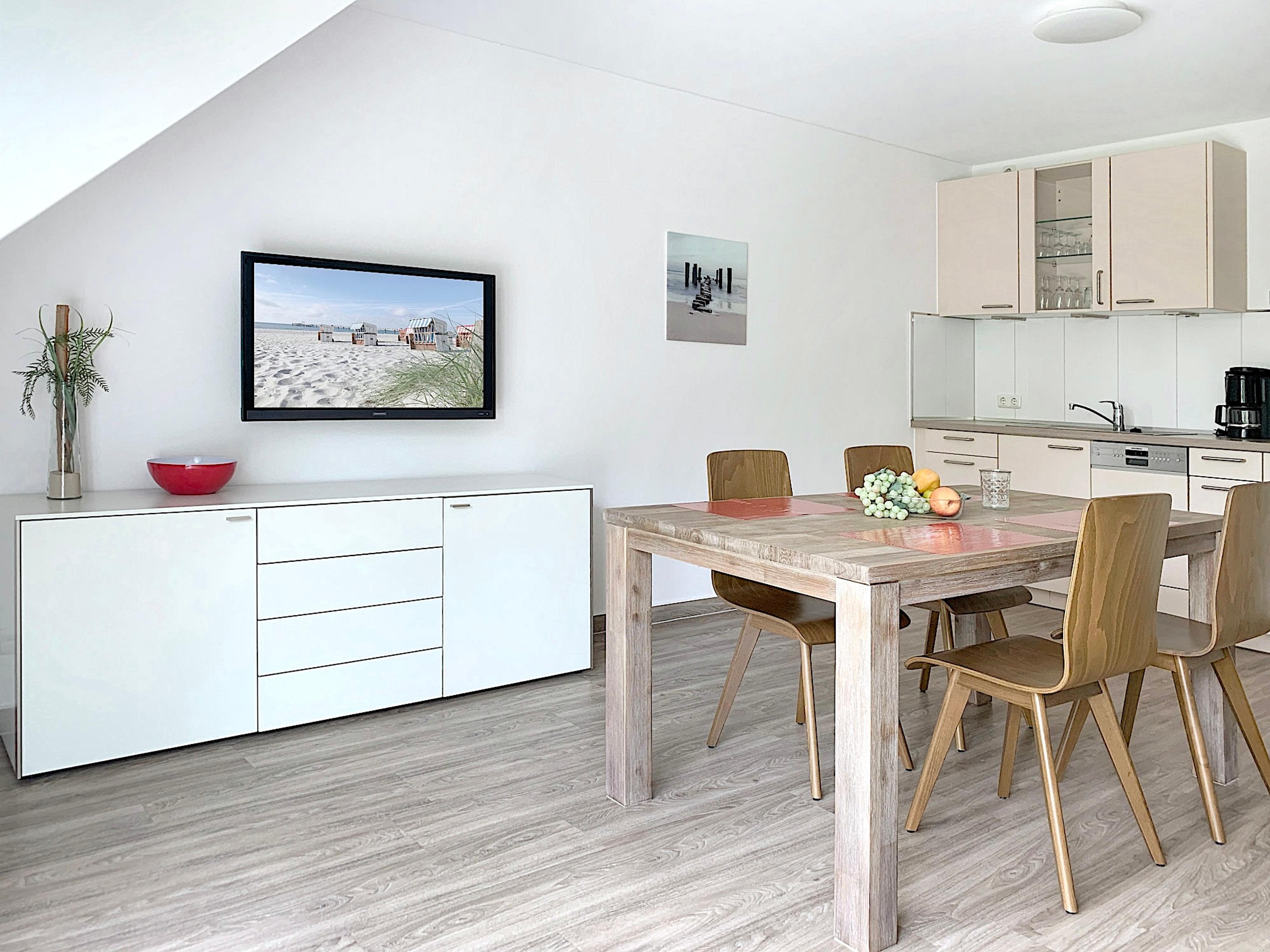 Weidenblick, Ferienwohnung 10, Essbereich, links ein Sideboard mit Flatscreen-TV, im Hintergrund eine moderne Küche