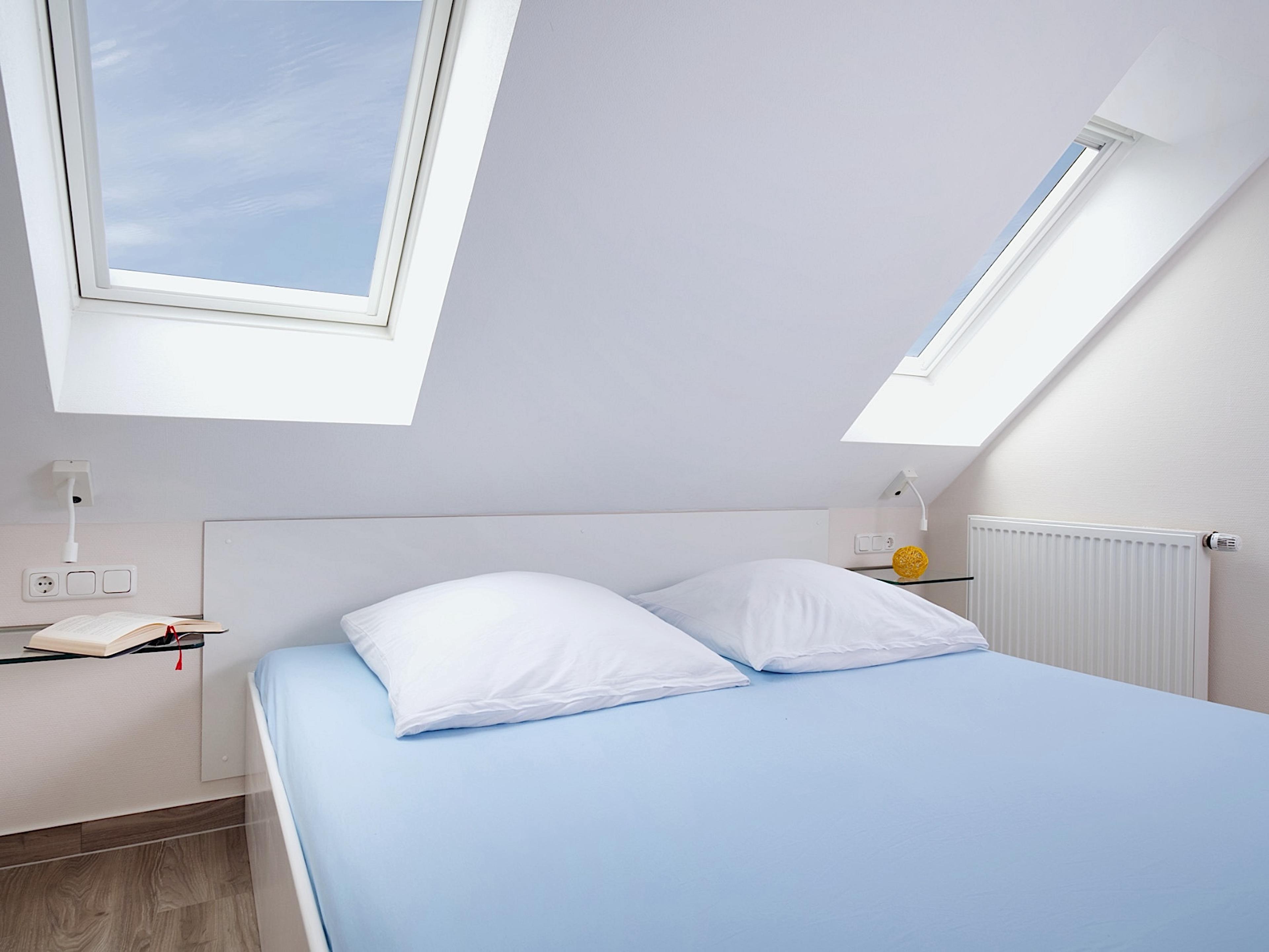 Weidenblick, Ferienwohnung 10, Schlafzimmer mit großem Doppelbett, 2 Glaskonsolen als Ablage