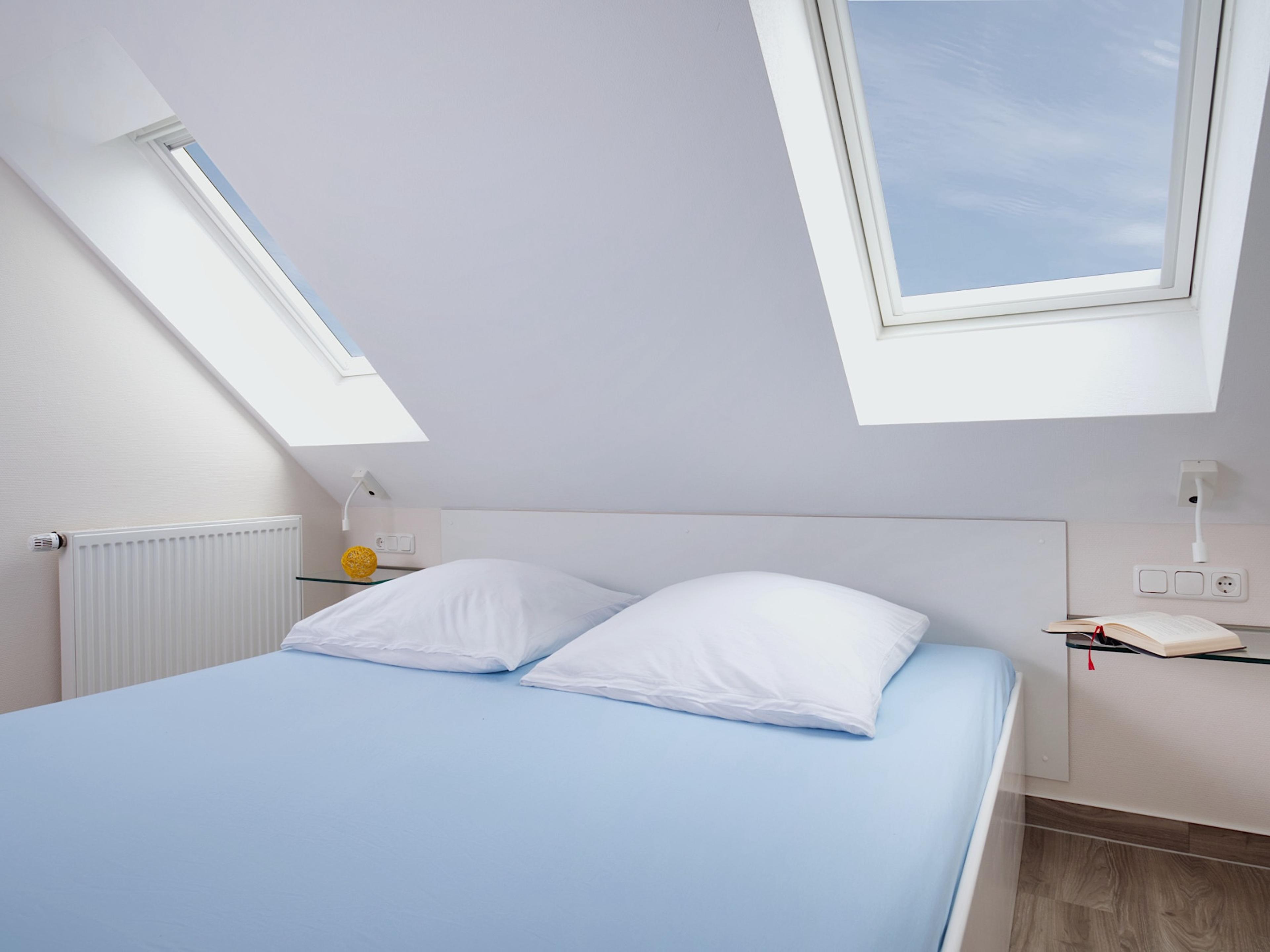 Weidenblick, Ferienwohnung 11, Schlafzimmer mit großem Doppelbett, 2 Nachttischkonsolen aus Glas, 2 Veluxfenster