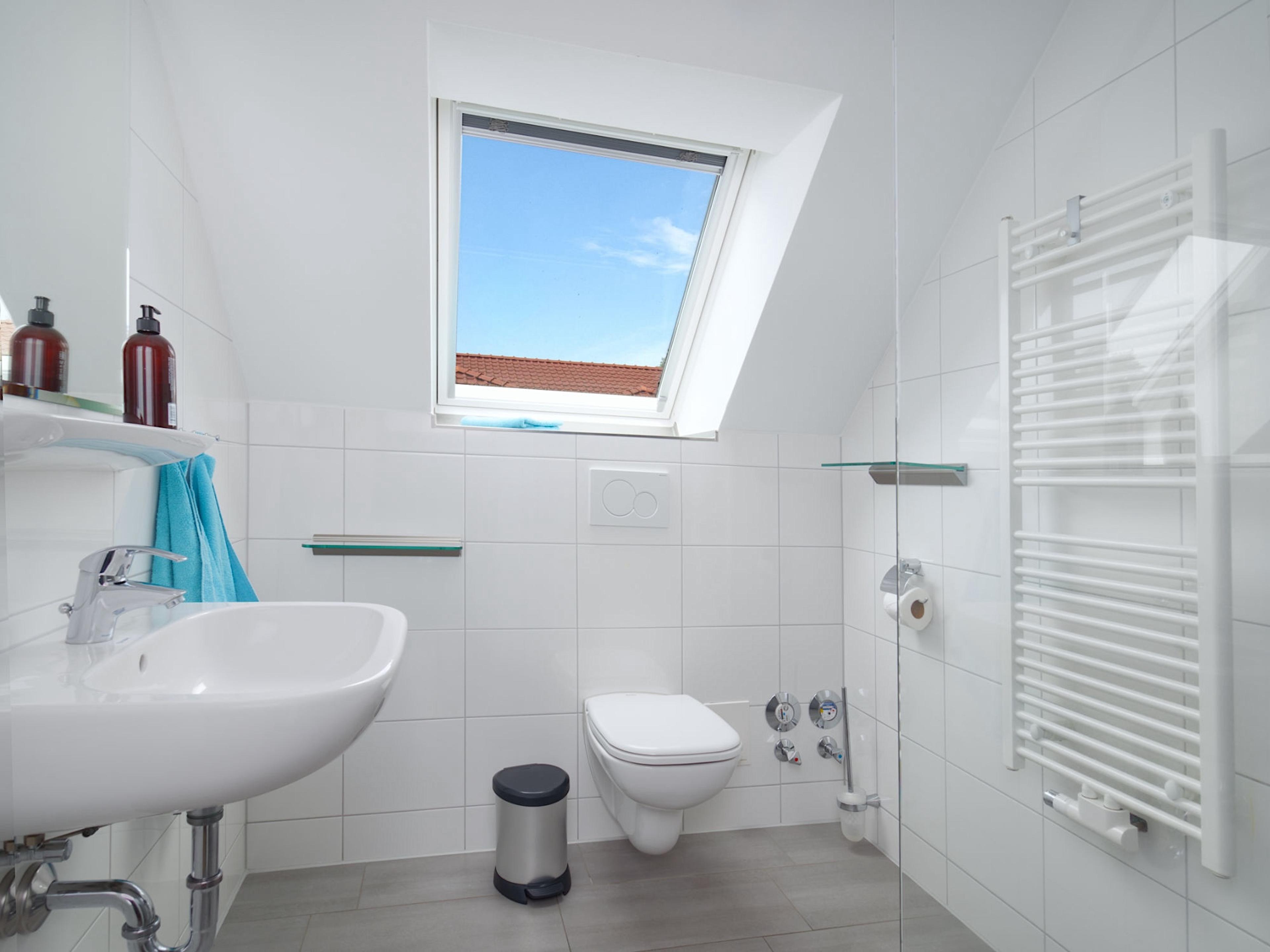 Weidenblick, Ferienwohnung 12, modernes Duschbad, mit Fenster und Handtuchheizung