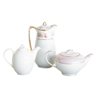Vintage tea pots of various sizes