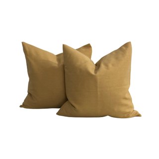 Light yellow throw pillow set..
