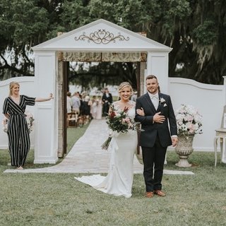 2 large and 2 small white columns with walls and doors