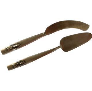Vintage gold cake cutting set with handle design